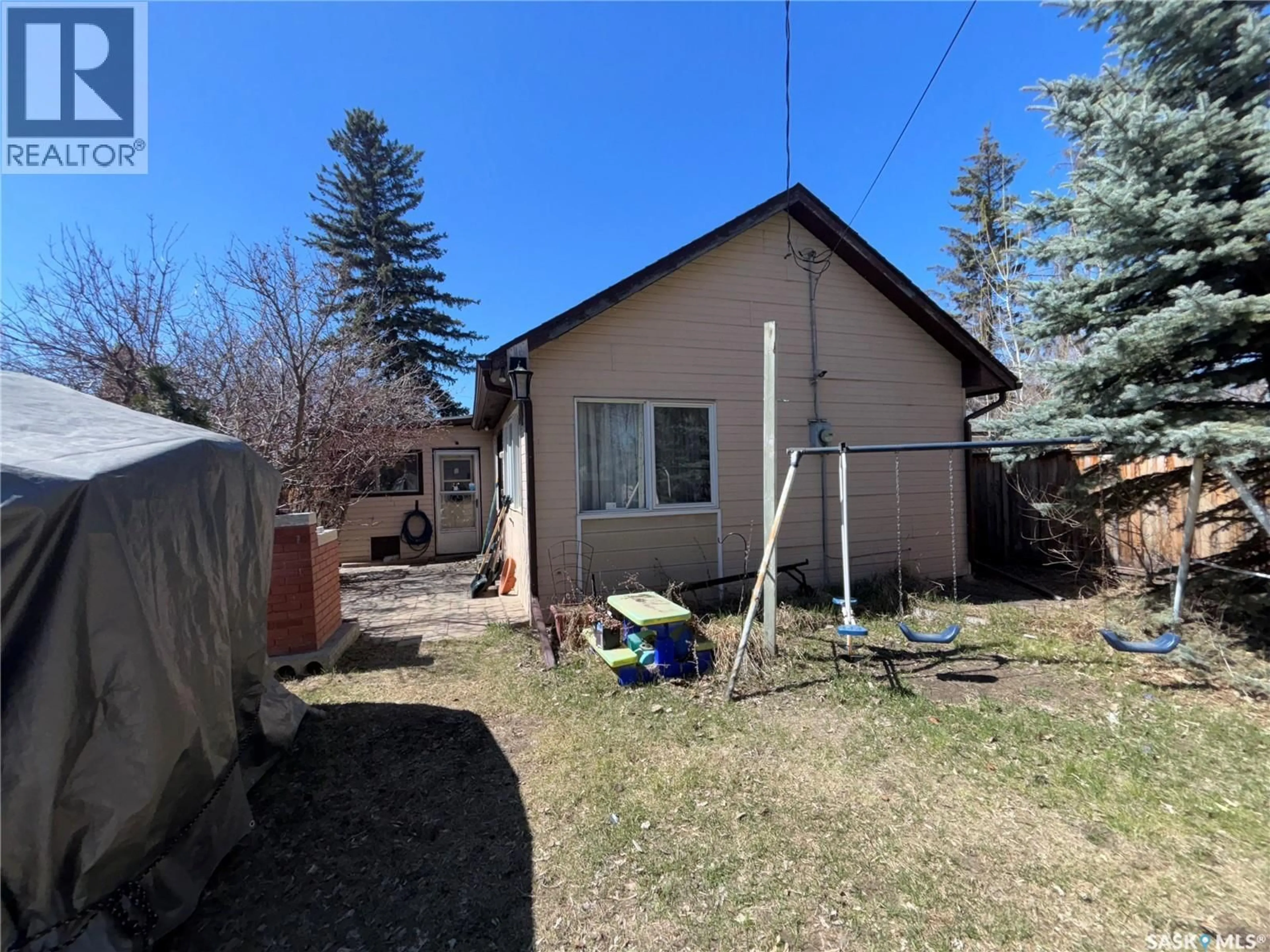 A pic from outside/outdoor area/front of a property/back of a property/a pic from drone, street for 906 WELDON AVENUE, Saskatoon Saskatchewan S7M2V6