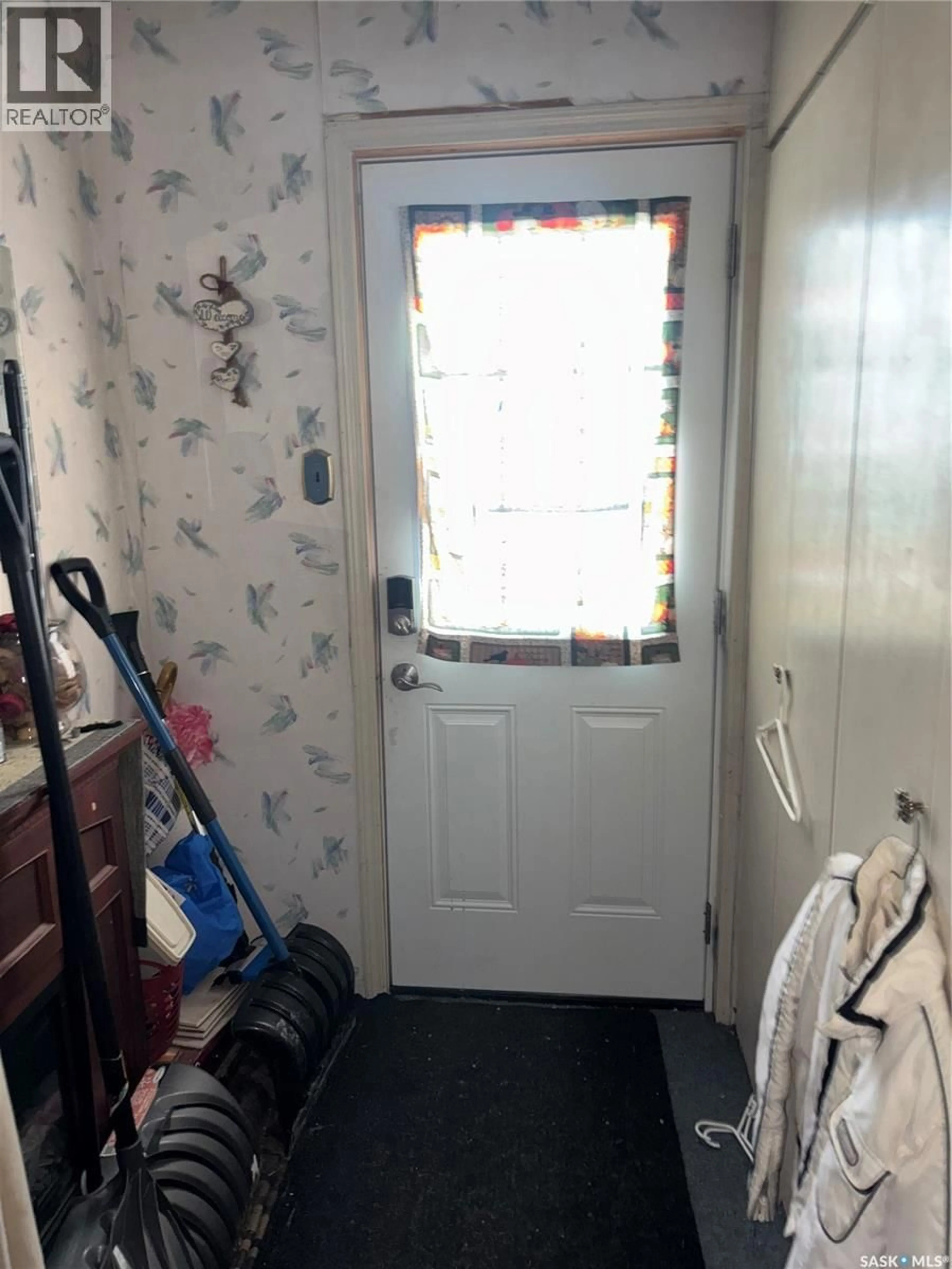 Indoor entryway for 906 WELDON AVENUE, Saskatoon Saskatchewan S7M2V6