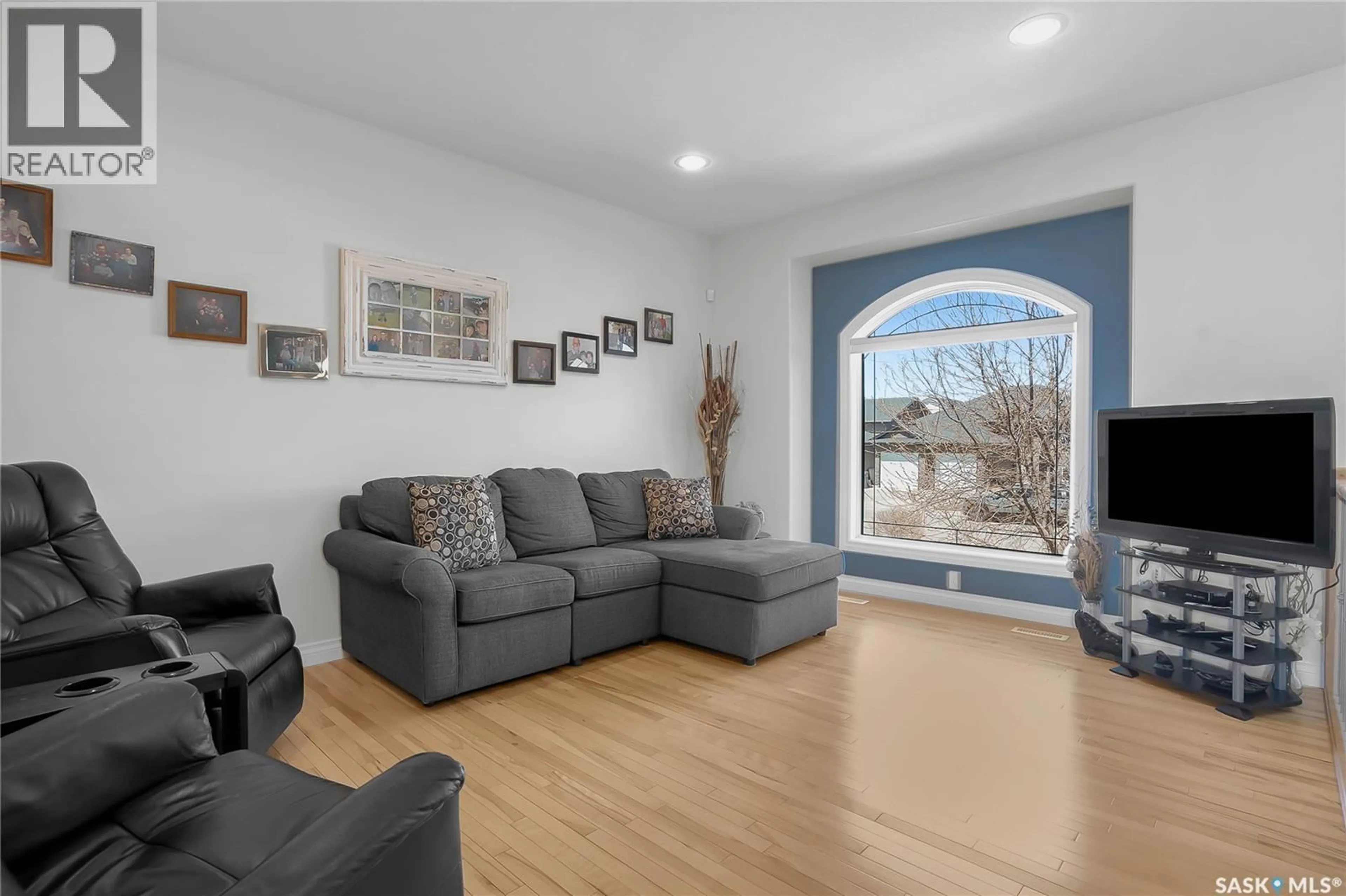 Living room with furniture, unknown for 924 COPPERMINE WAY, Martensville Saskatchewan S0K0A2