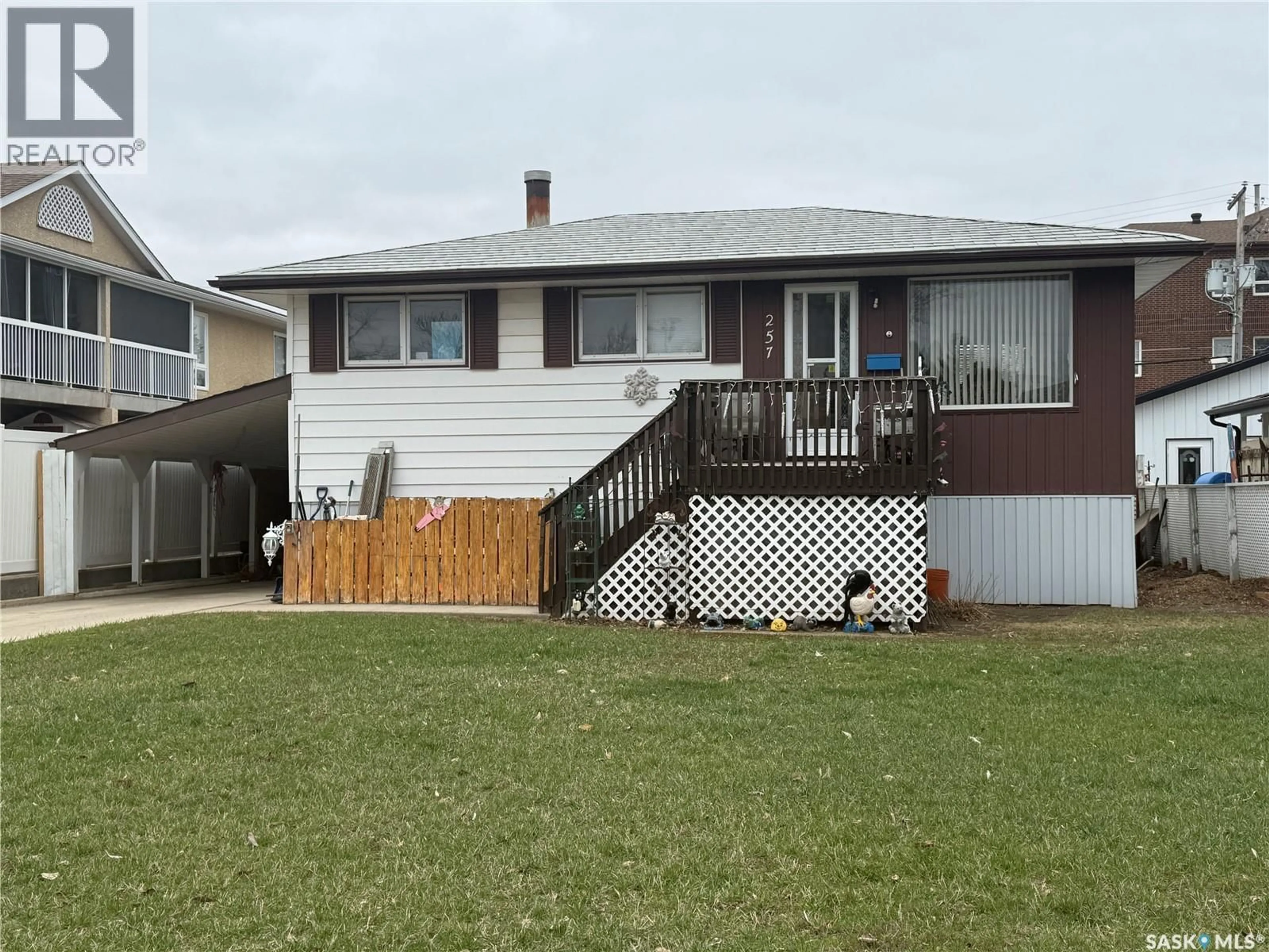 Home with vinyl exterior material, street for 257 HOCHELAGA STREET, Moose Jaw Saskatchewan S6H0N9