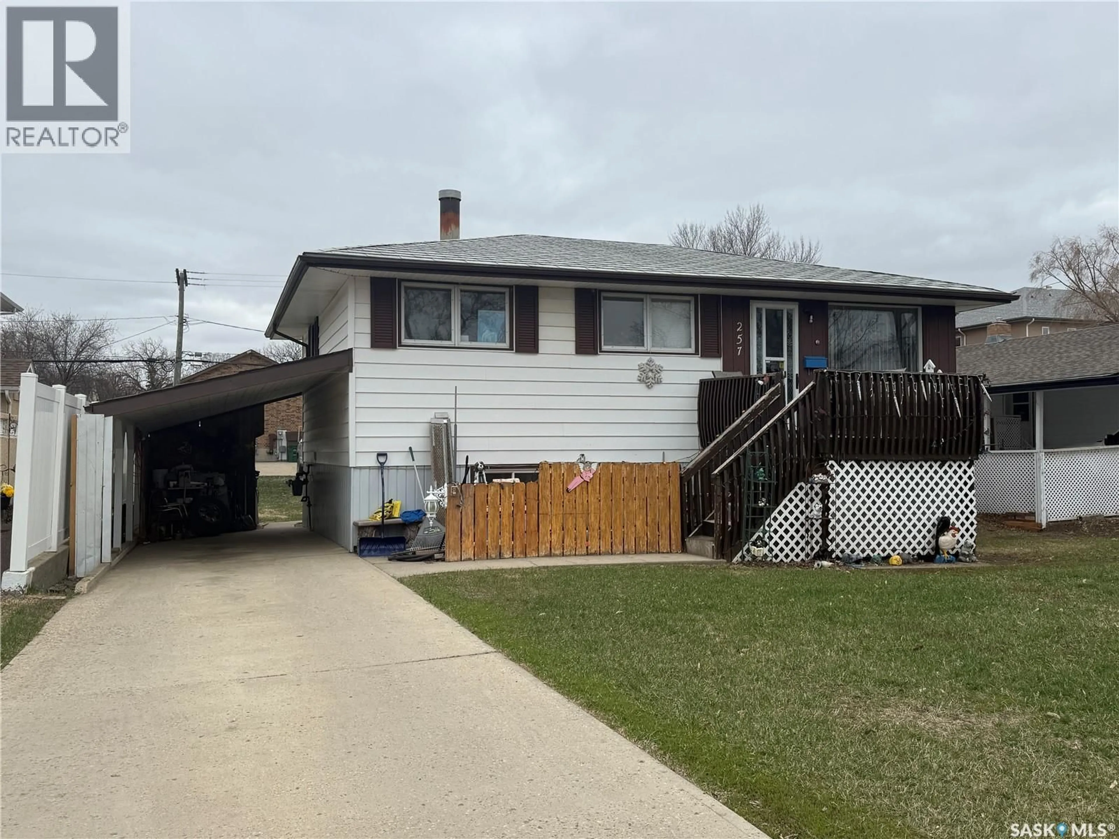 A pic from outside/outdoor area/front of a property/back of a property/a pic from drone, street for 257 HOCHELAGA STREET, Moose Jaw Saskatchewan S6H0N9