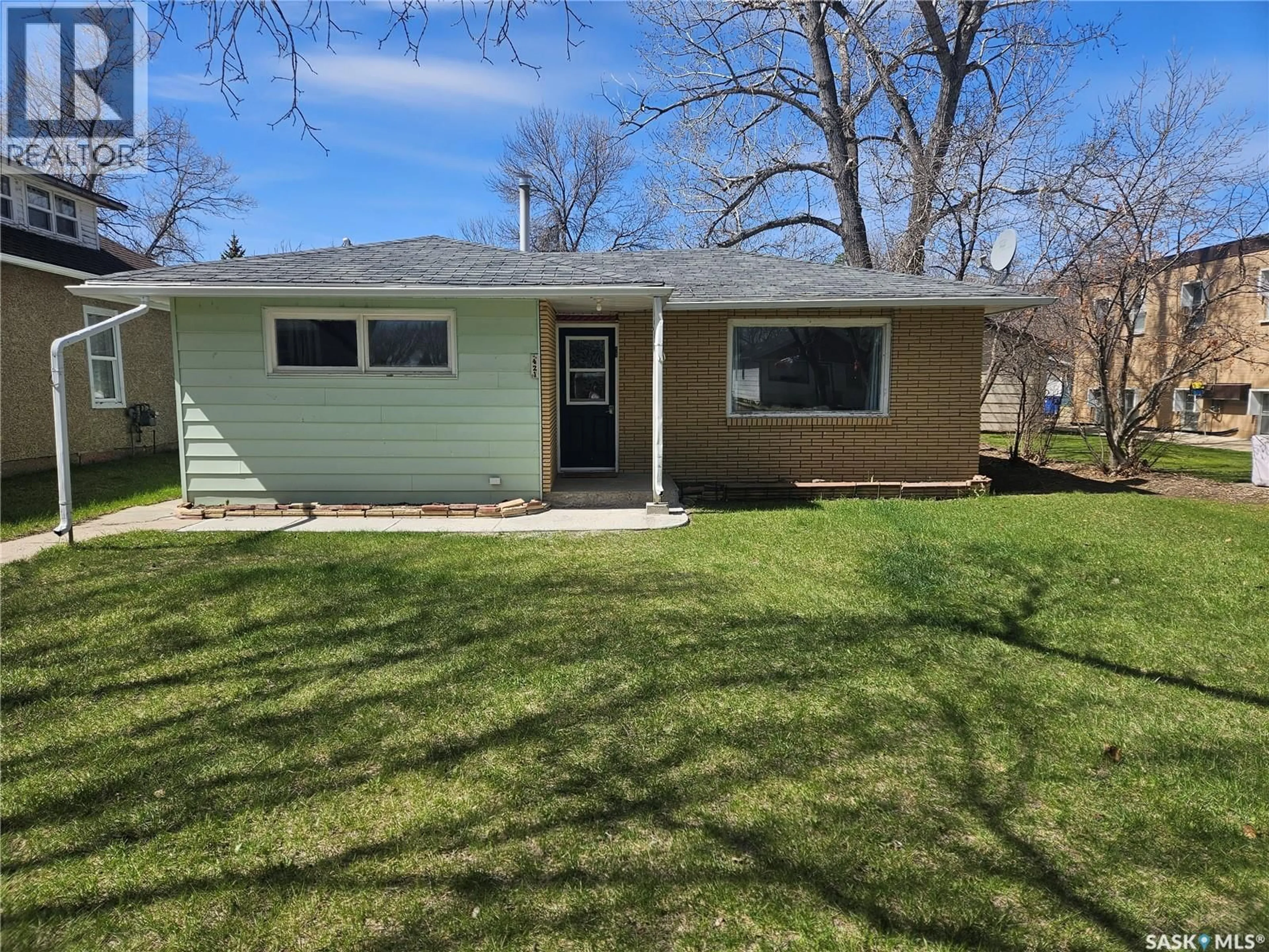 Home with vinyl exterior material, street for 421 3RD STREET, Shaunavon Saskatchewan S0N2M0