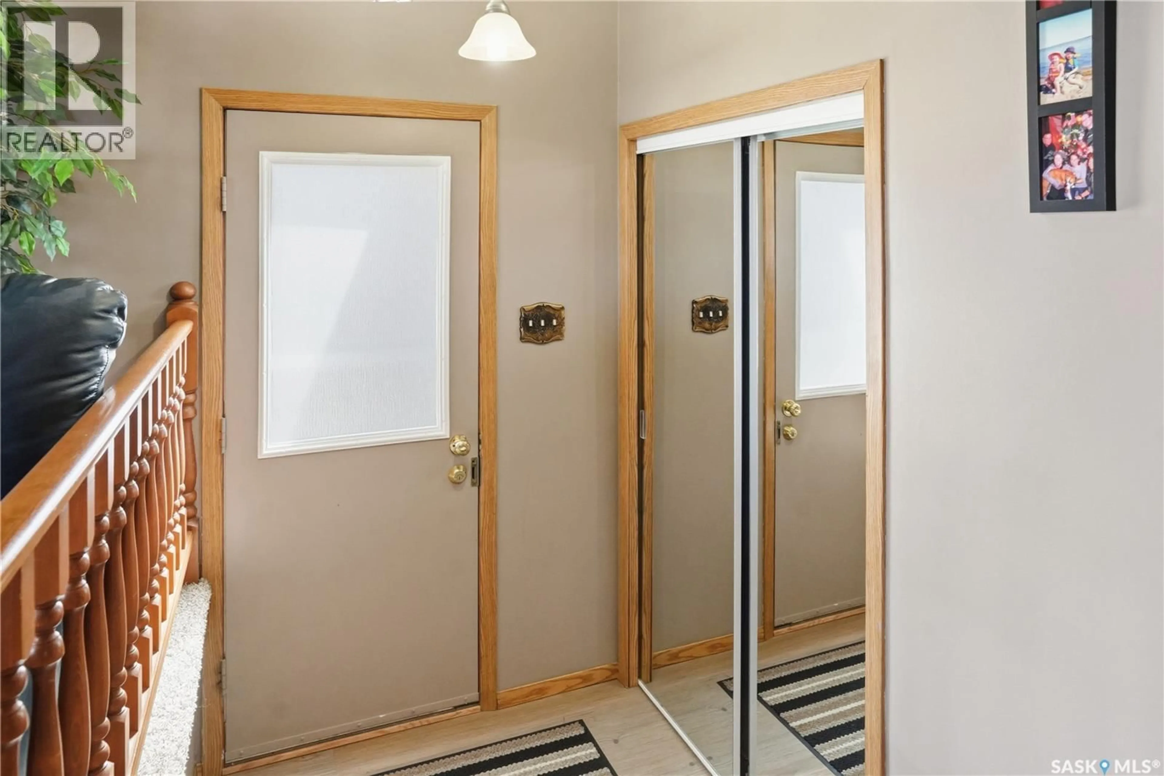 Indoor entryway for 2835 MORE CRESCENT, Regina Saskatchewan S4V0T4