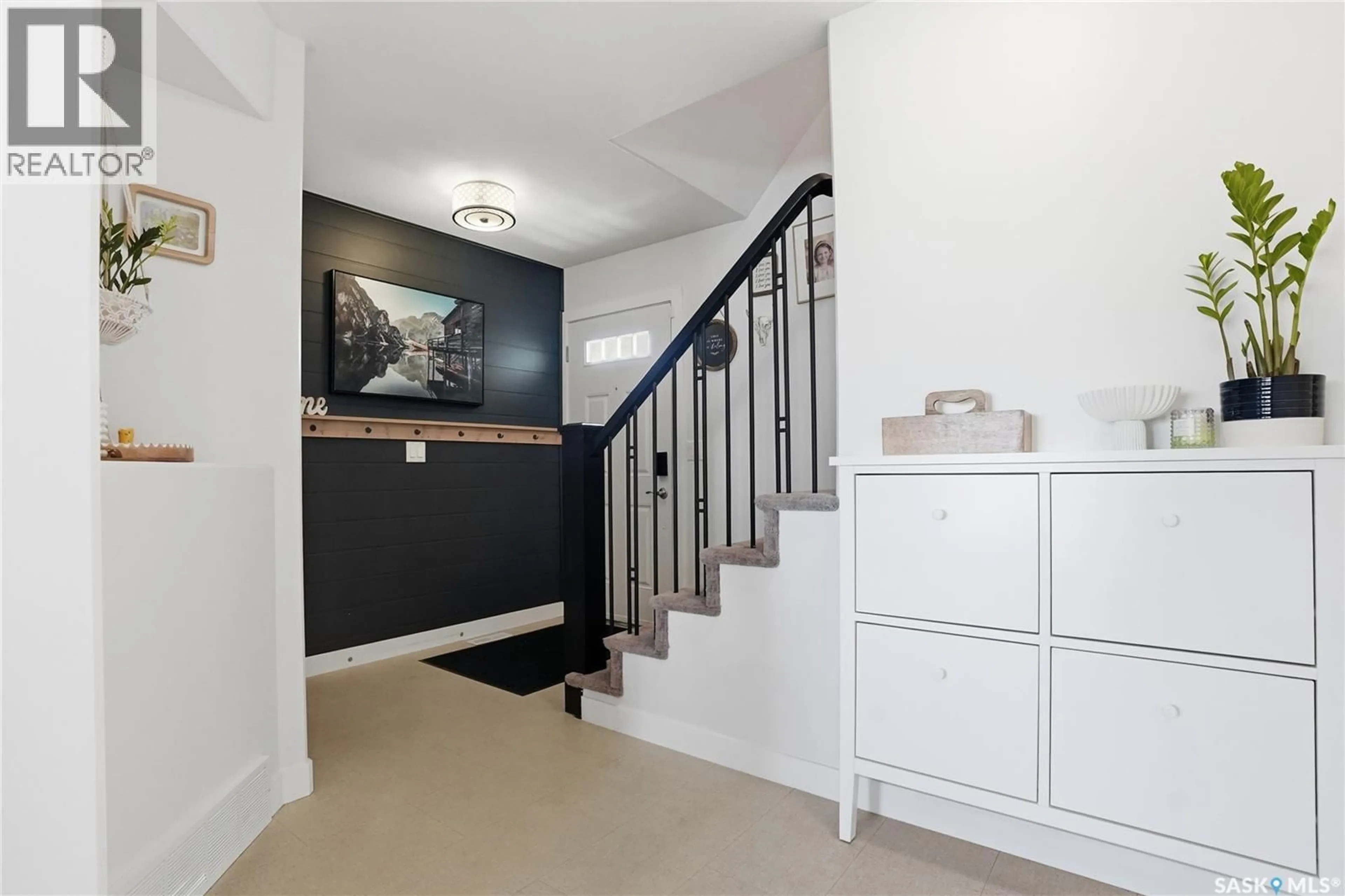 Indoor entryway for 810 CHILDERS RISE, Saskatoon Saskatchewan S7L6T9