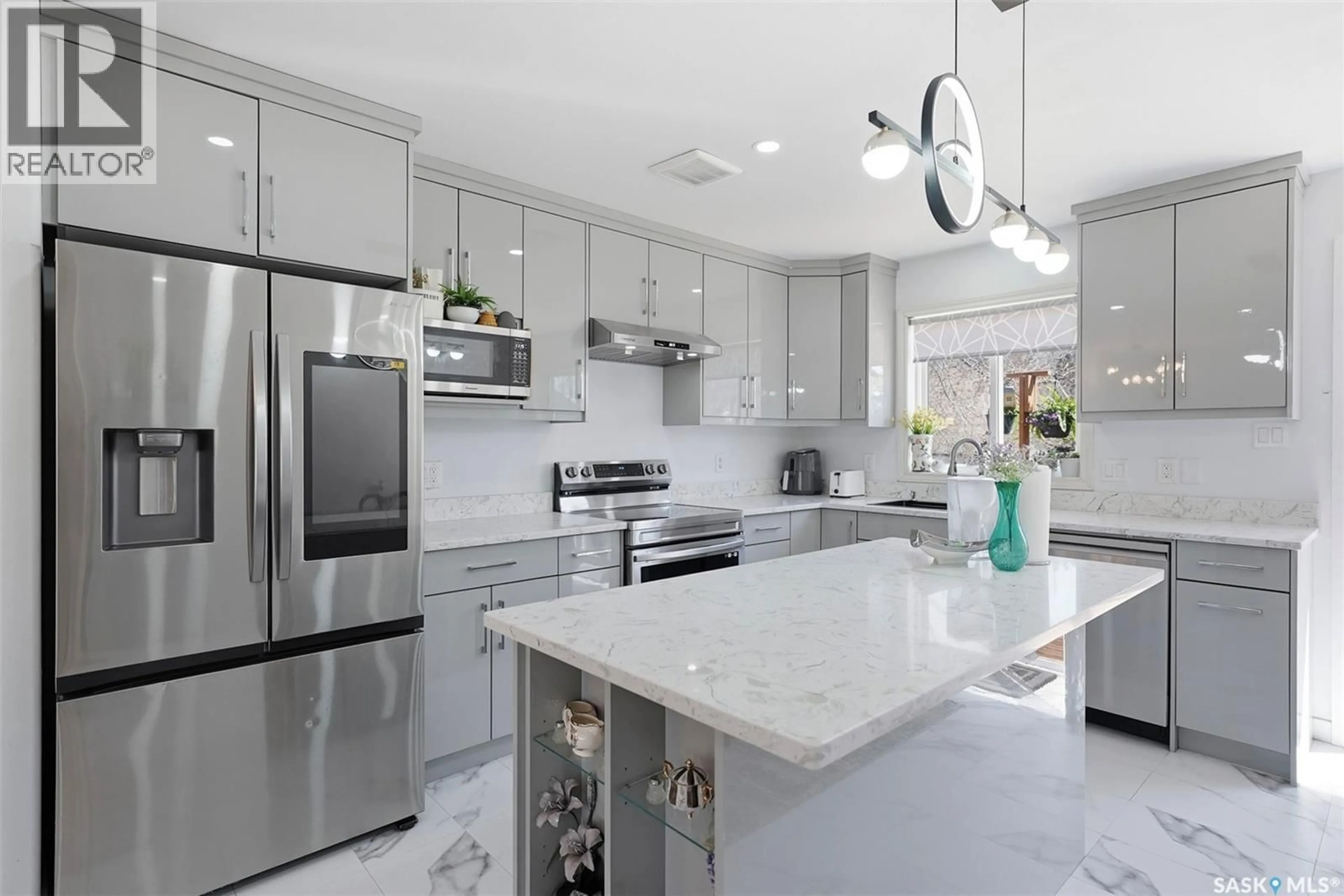 Contemporary kitchen, ceramic/tile floor for 408 L AVENUE, Saskatoon Saskatchewan S7L2P7
