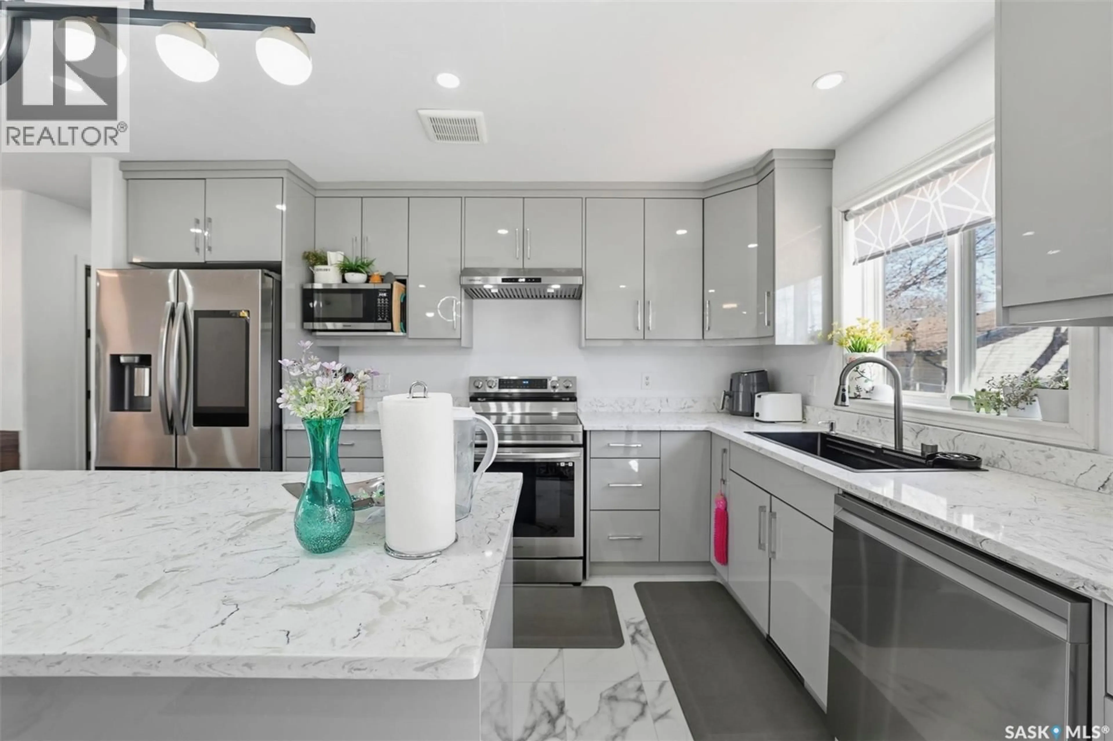 Contemporary kitchen, ceramic/tile floor for 408 L AVENUE, Saskatoon Saskatchewan S7L2P7