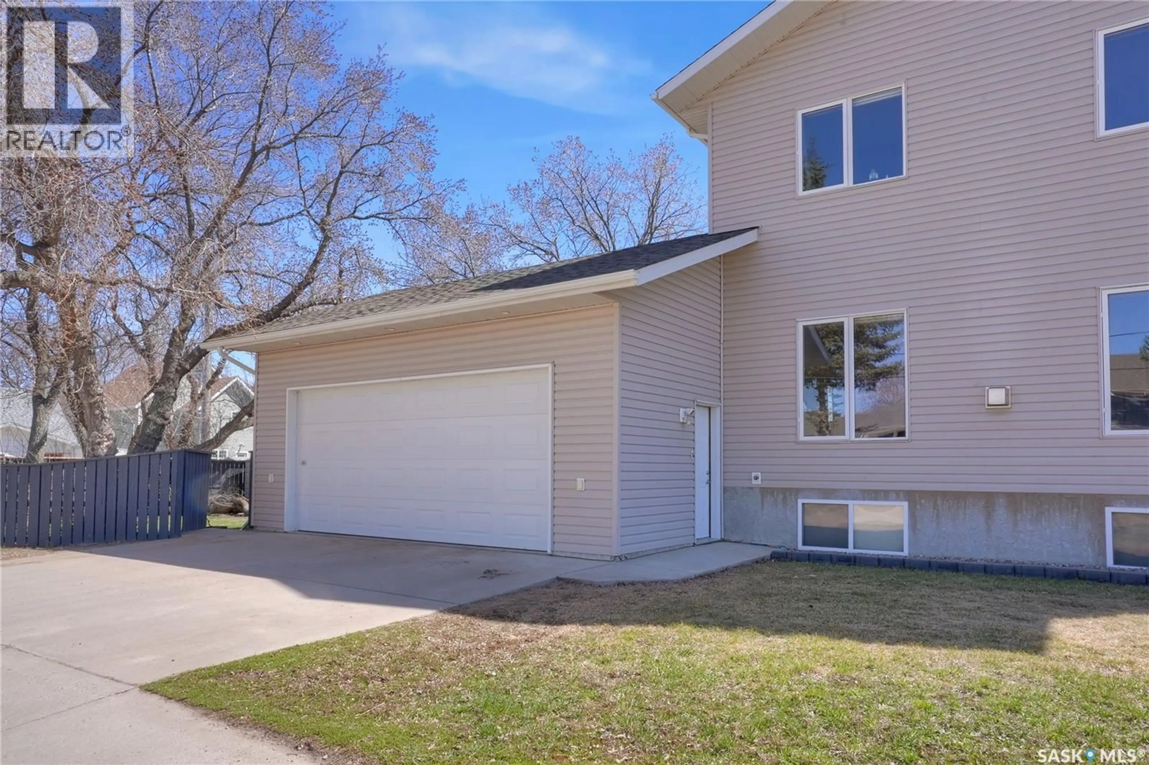 Home with vinyl exterior material, street for 1095 6TH AVENUE, Moose Jaw Saskatchewan S6H4A5