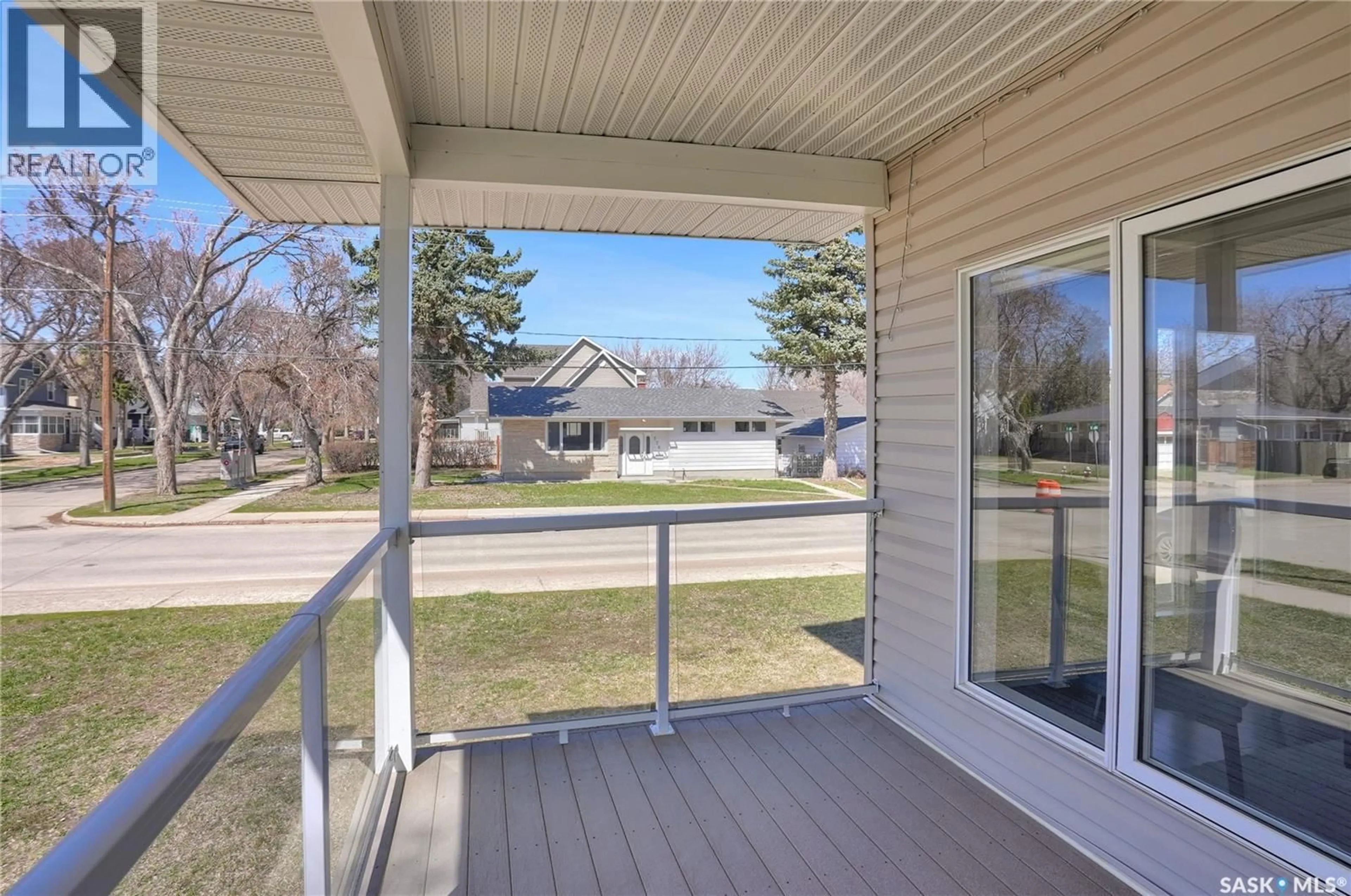 Patio, street for 1095 6TH AVENUE, Moose Jaw Saskatchewan S6H4A5