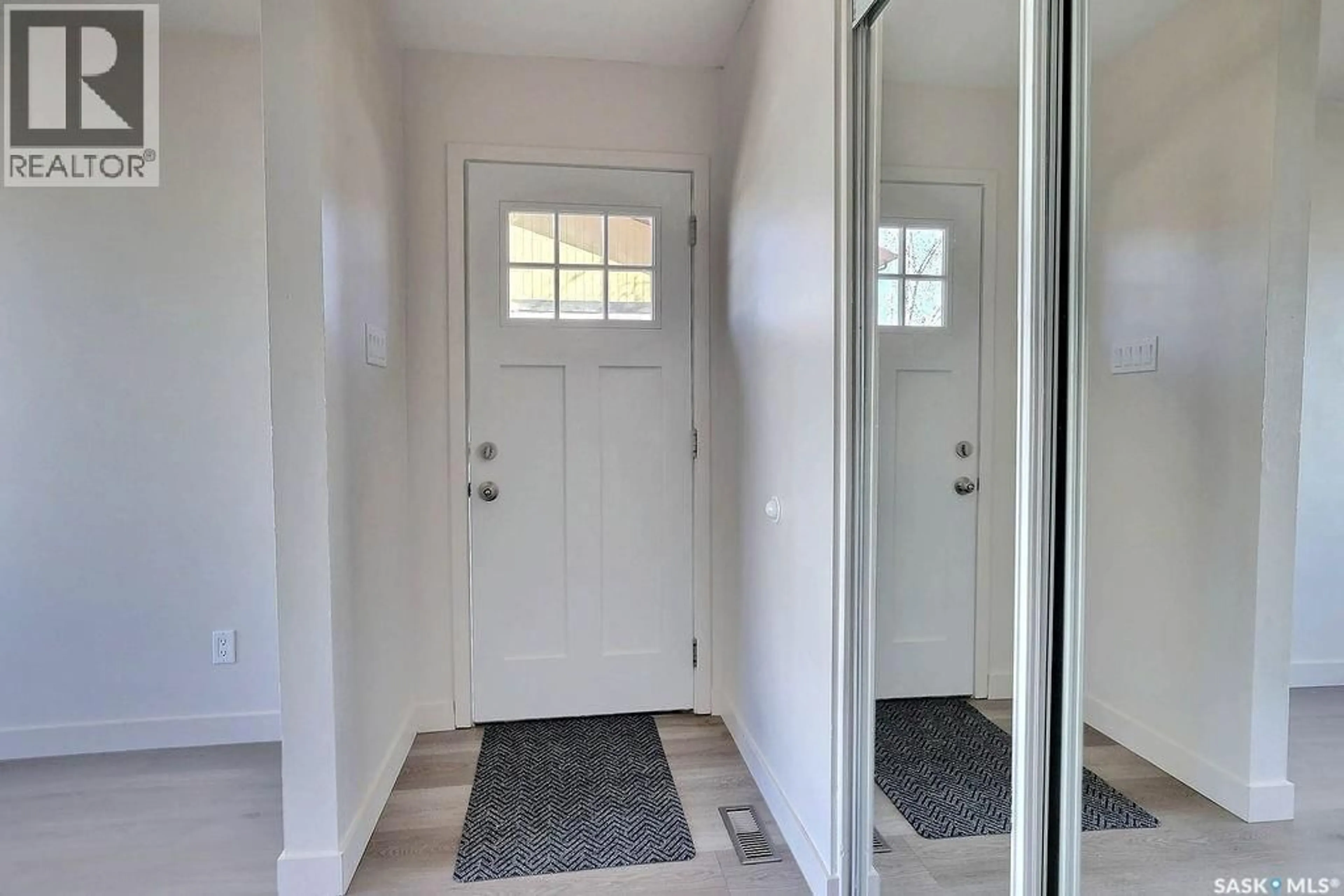 Indoor entryway for 31 MACKENZIE WAY, Regina Saskatchewan S4N5M7