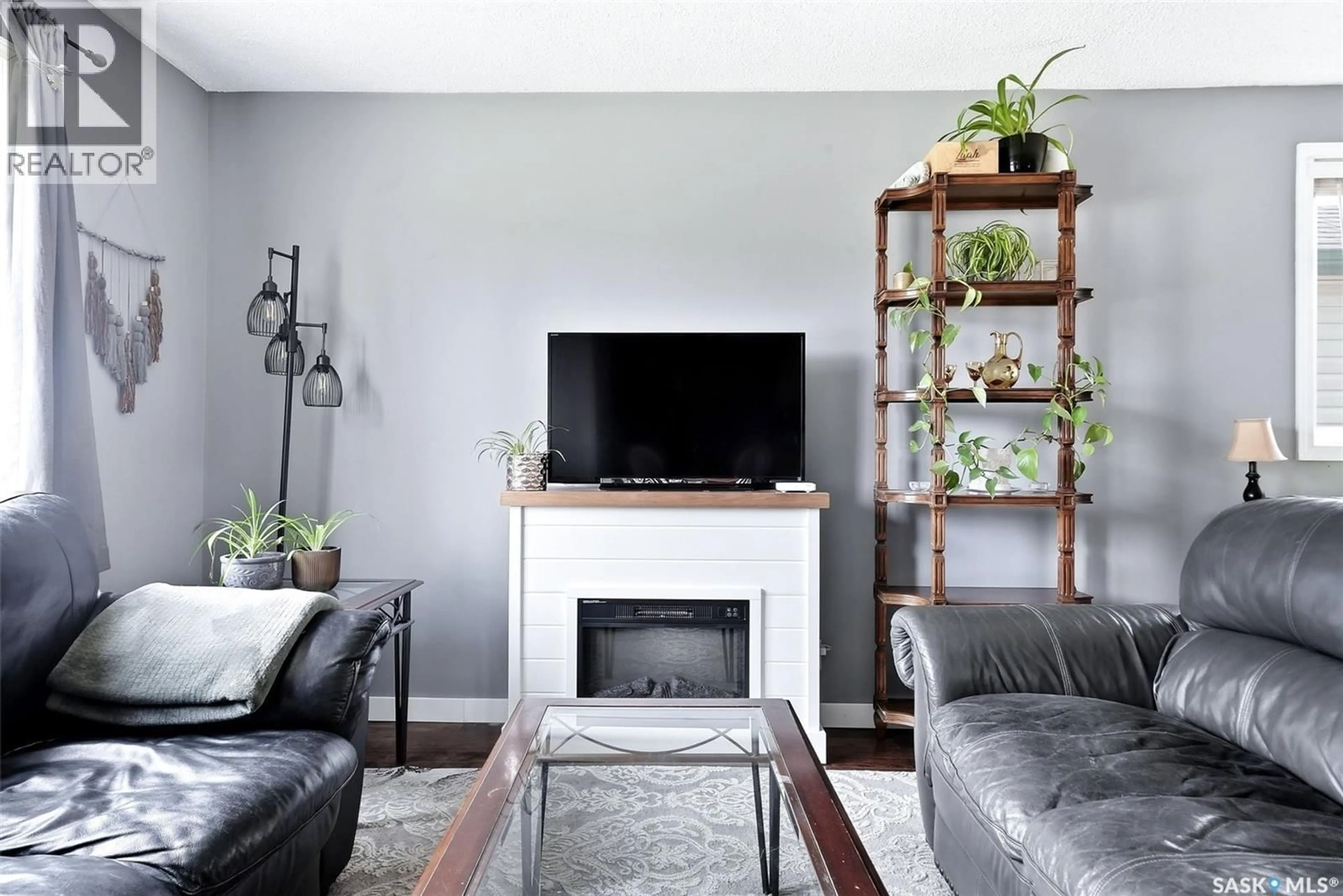 Living room with furniture, unknown for 1266 BRODER STREET, Regina Saskatchewan S4N3R2
