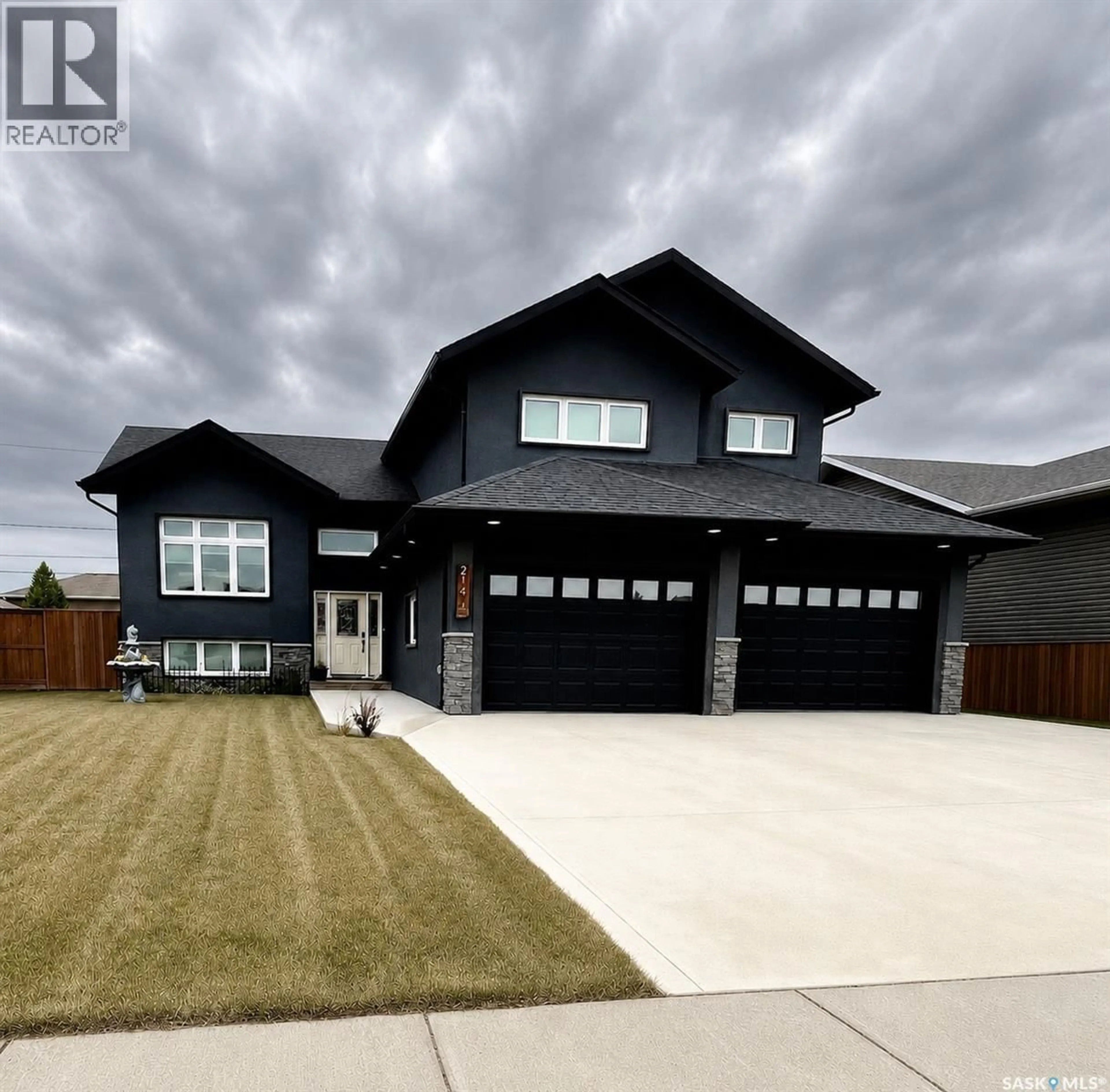 Home with vinyl exterior material, street for 214 ELIZABETH STREET, Melfort Saskatchewan S0E1A0