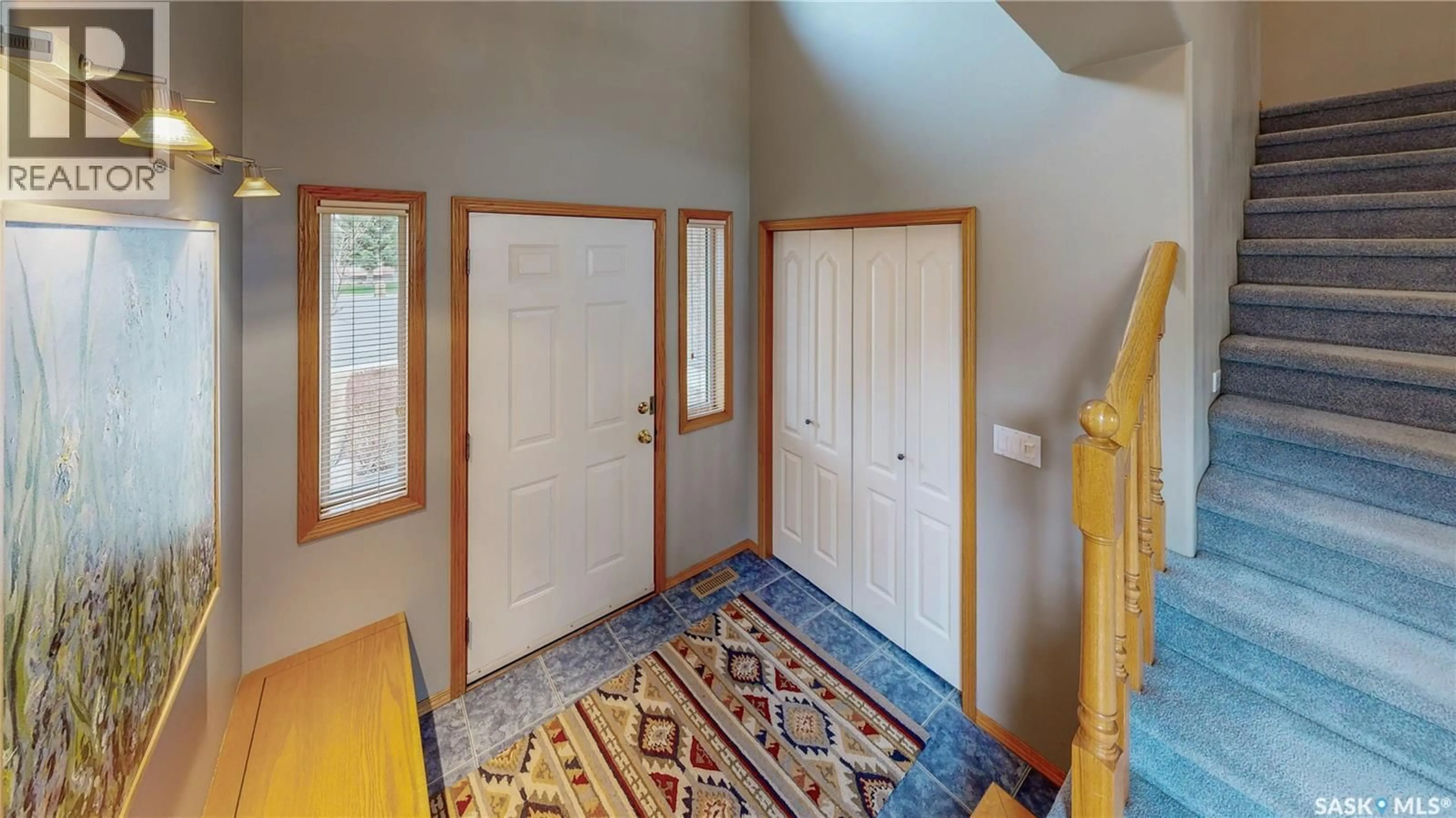 Indoor foyer for E - 3254 PEYSON BAY, Regina Saskatchewan S4V2W8