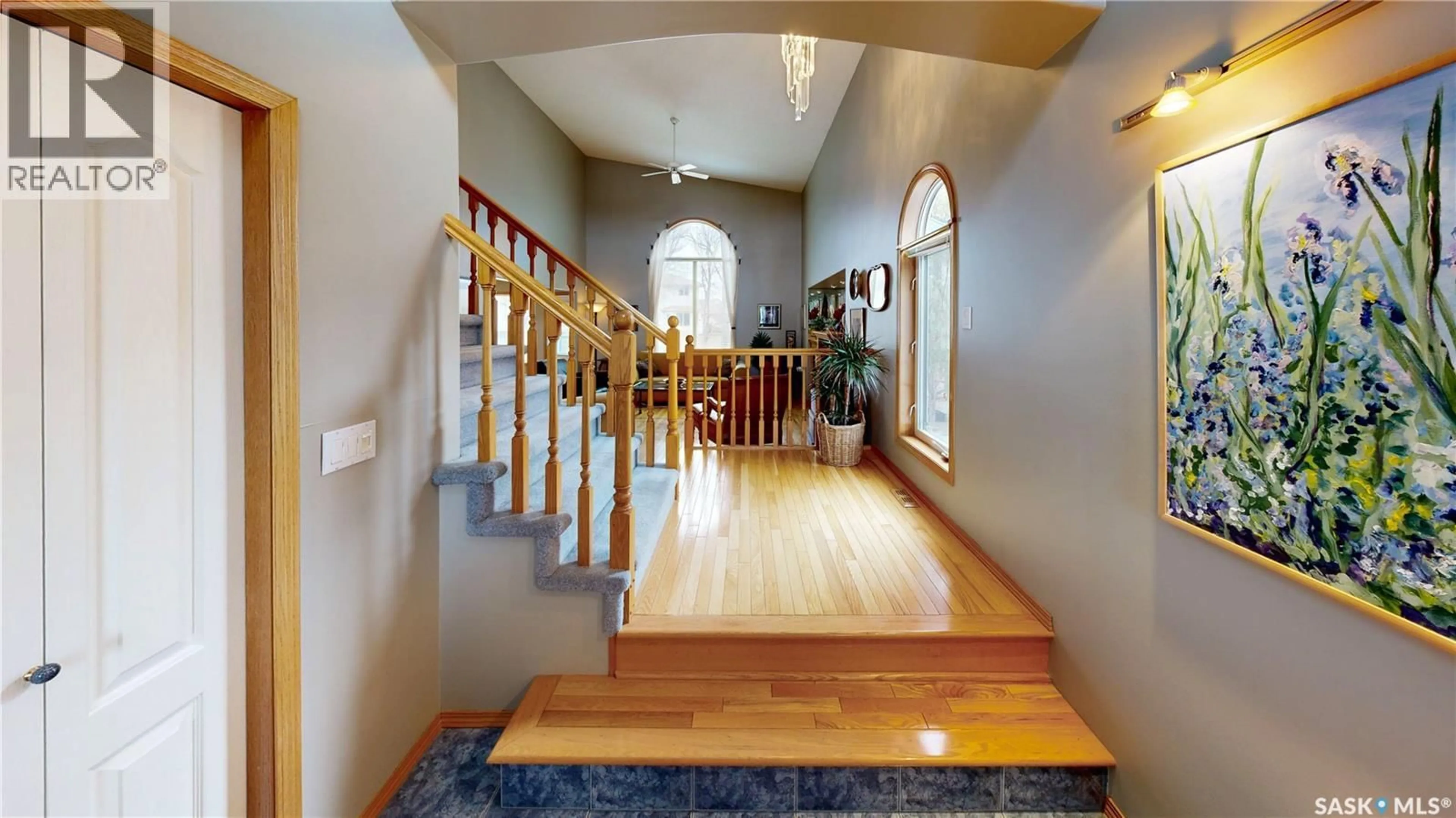 Indoor foyer for E - 3254 PEYSON BAY, Regina Saskatchewan S4V2W8