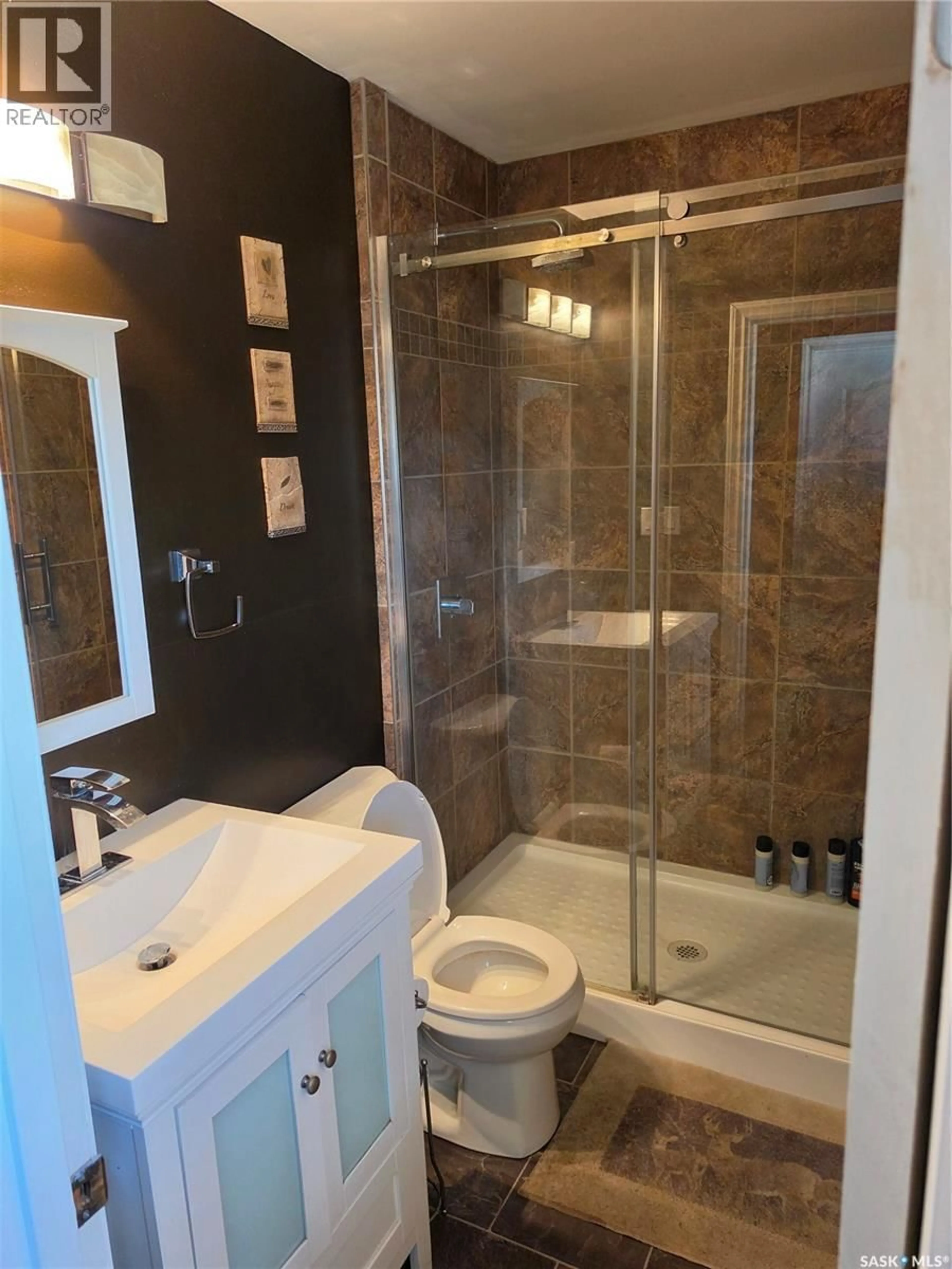 Standard bathroom, ceramic/tile floor for 725 2ND AVENUE, Raymore Saskatchewan S0A3J0