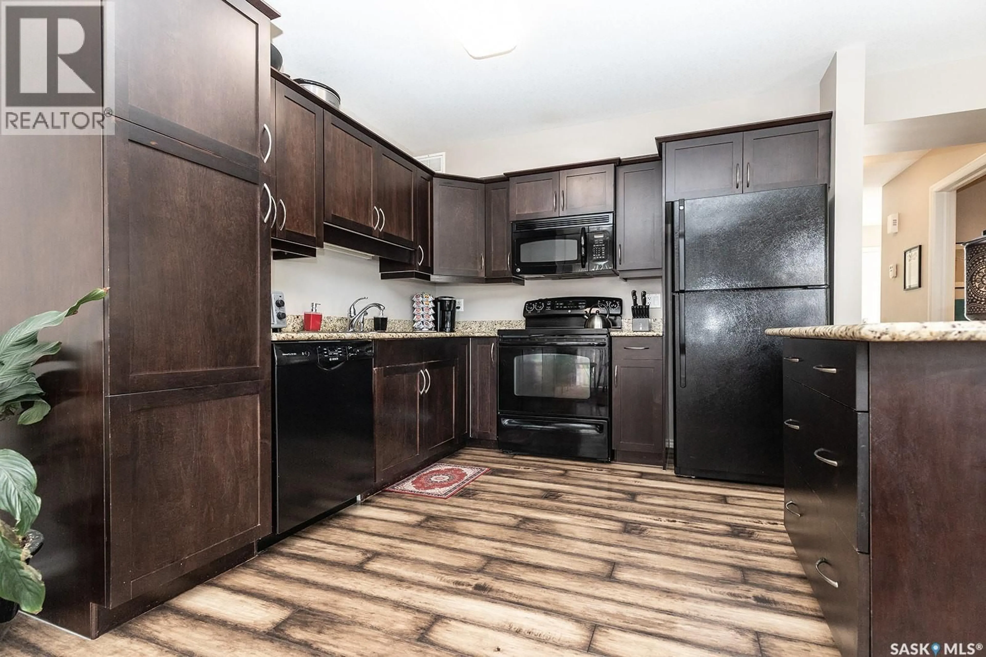Standard kitchen, unknown for 214 615 LYND CRESCENT, Saskatoon Saskatchewan S7T0G8