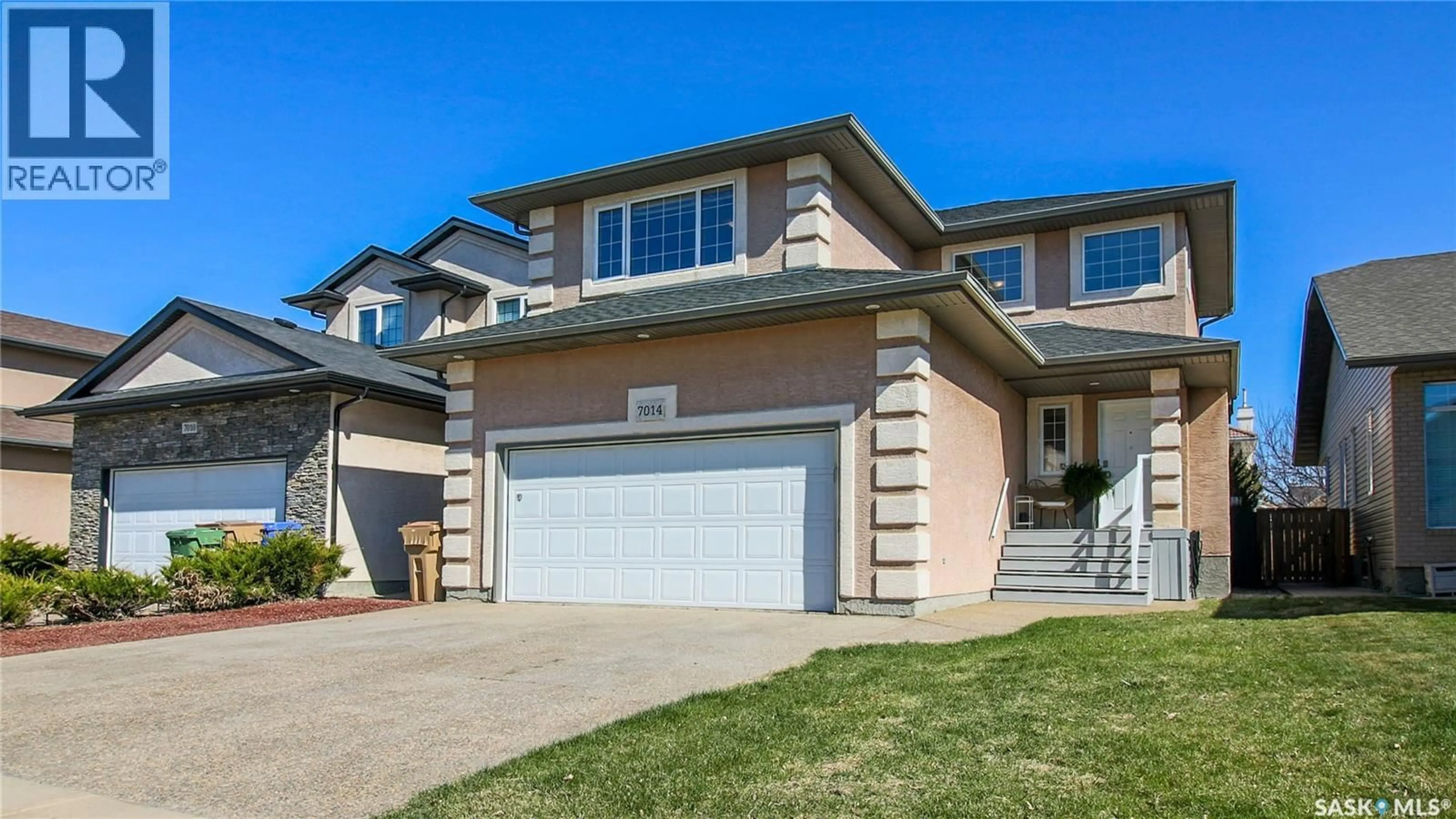Home with vinyl exterior material, street for 7014 WASCANA COVE DRIVE, Regina Saskatchewan S4V3E9