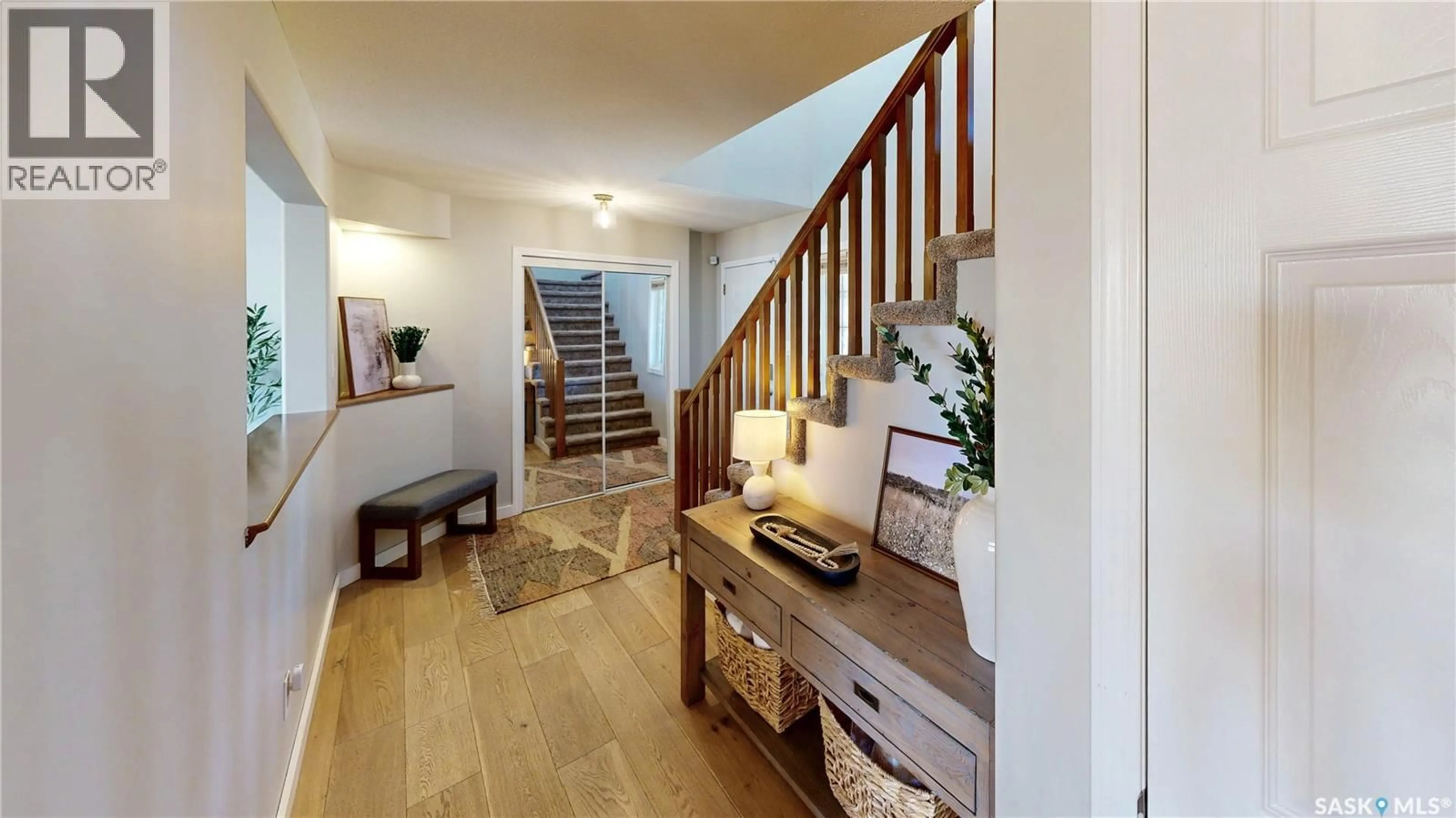 Indoor entryway for 7014 WASCANA COVE DRIVE, Regina Saskatchewan S4V3E9