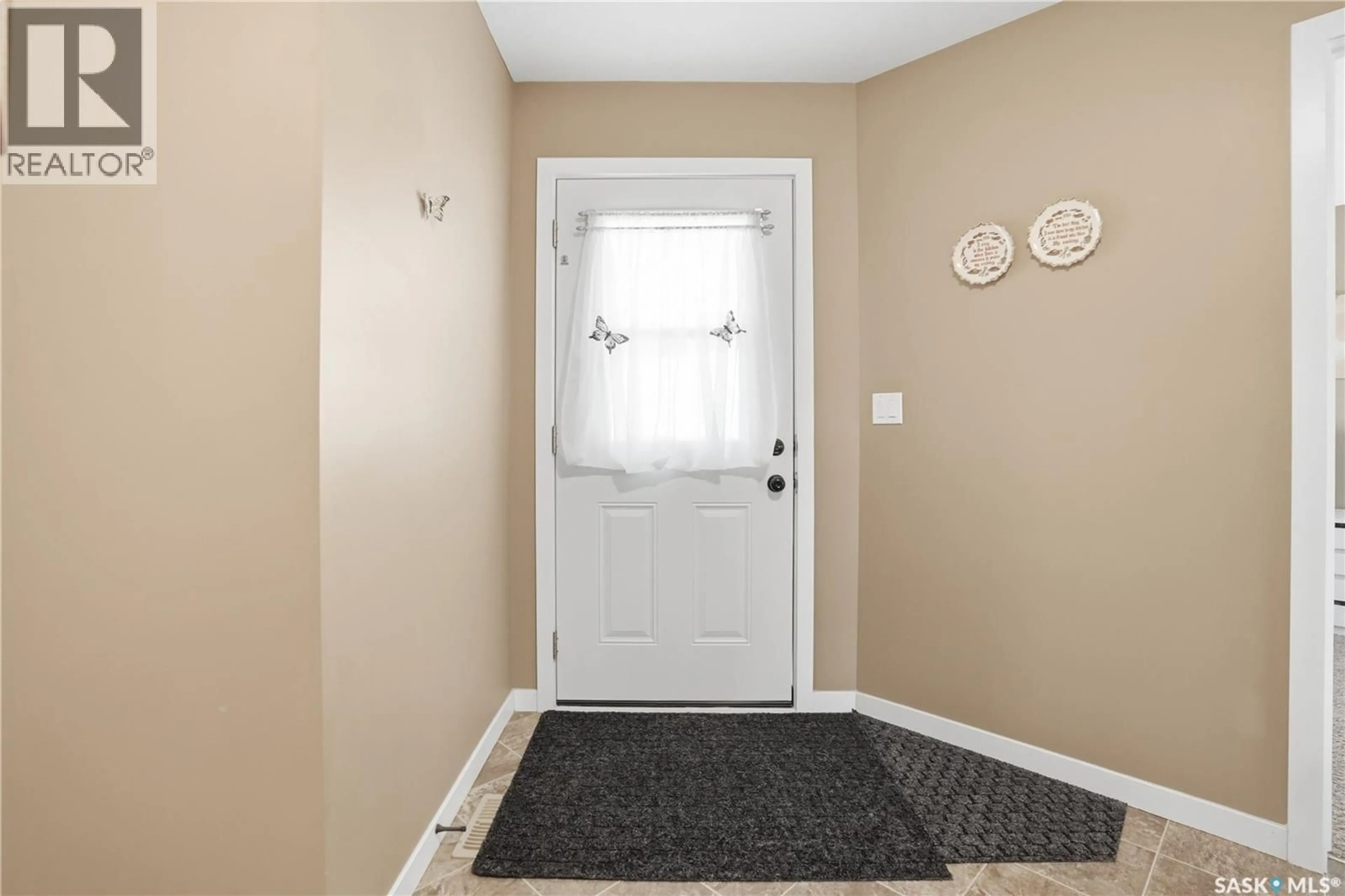 Indoor entryway for 4101 - 19 PRESTON CRESCENT, Regina Saskatchewan S4X0G3