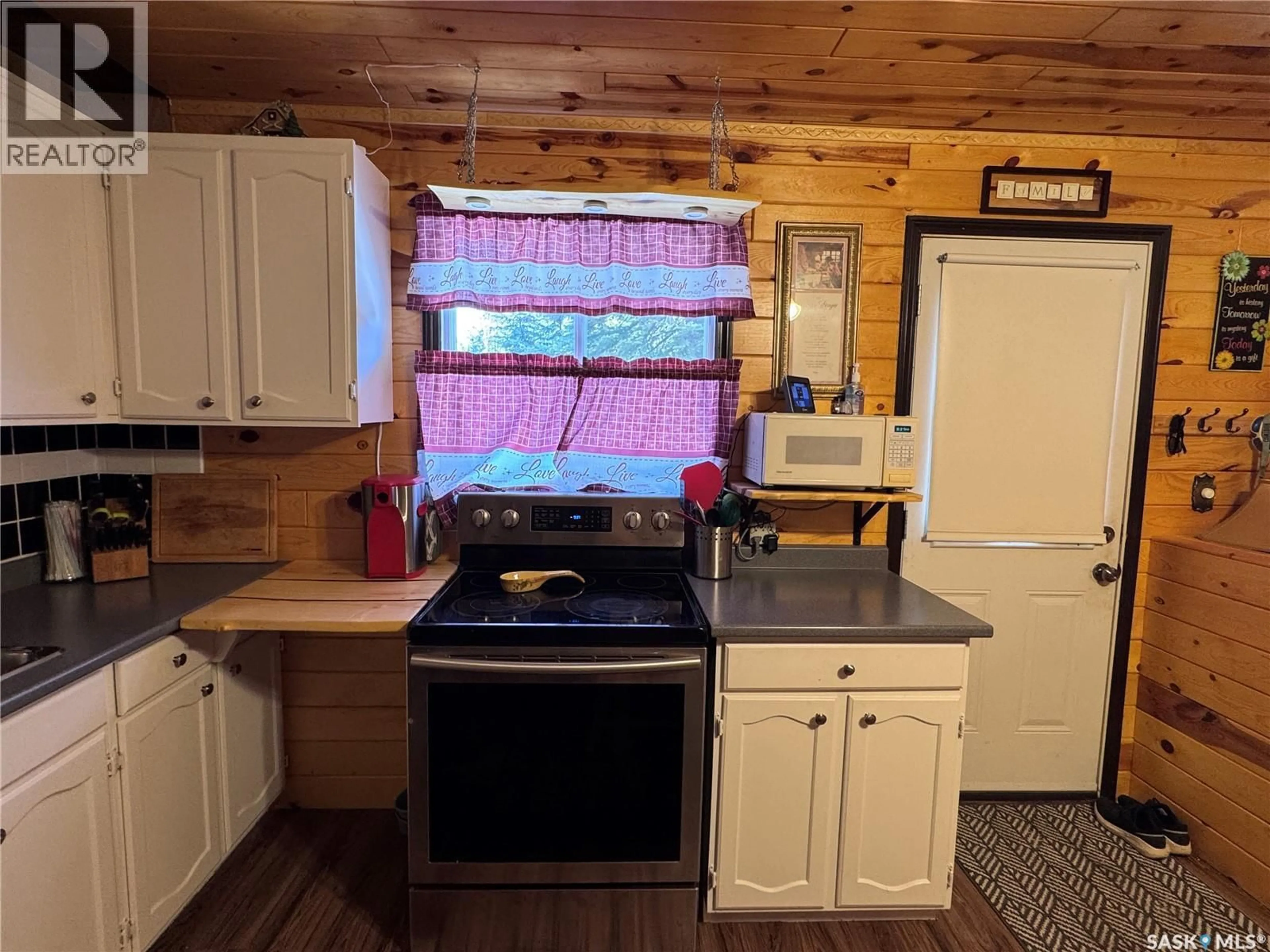 Standard kitchen, wood/laminate floor for 2 ERMINE PLACE, Weyakwin Saskatchewan S0J0E3