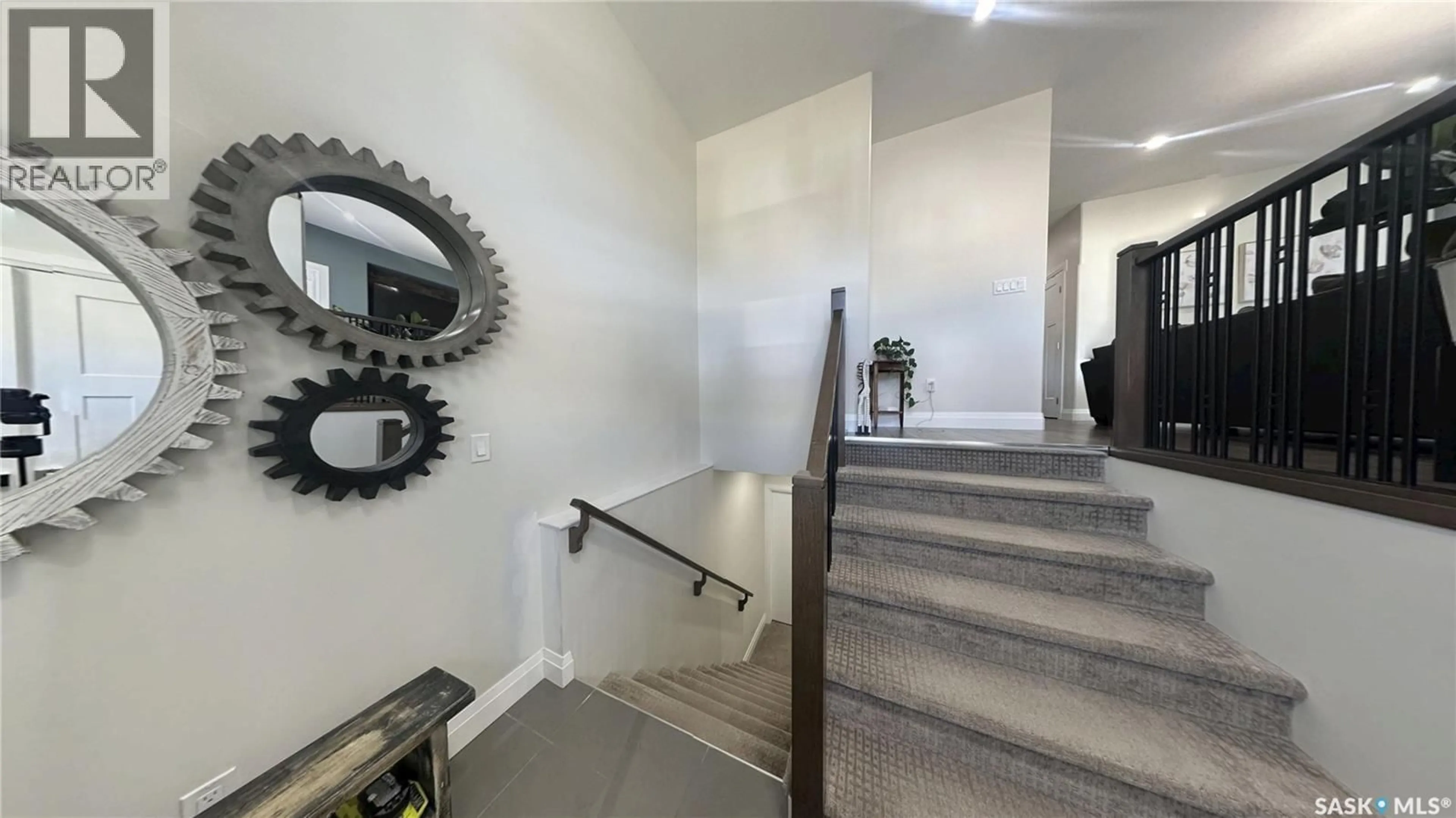 Indoor foyer for 2031 KENSINGTON ROAD, Saskatoon Saskatchewan S7L6P5