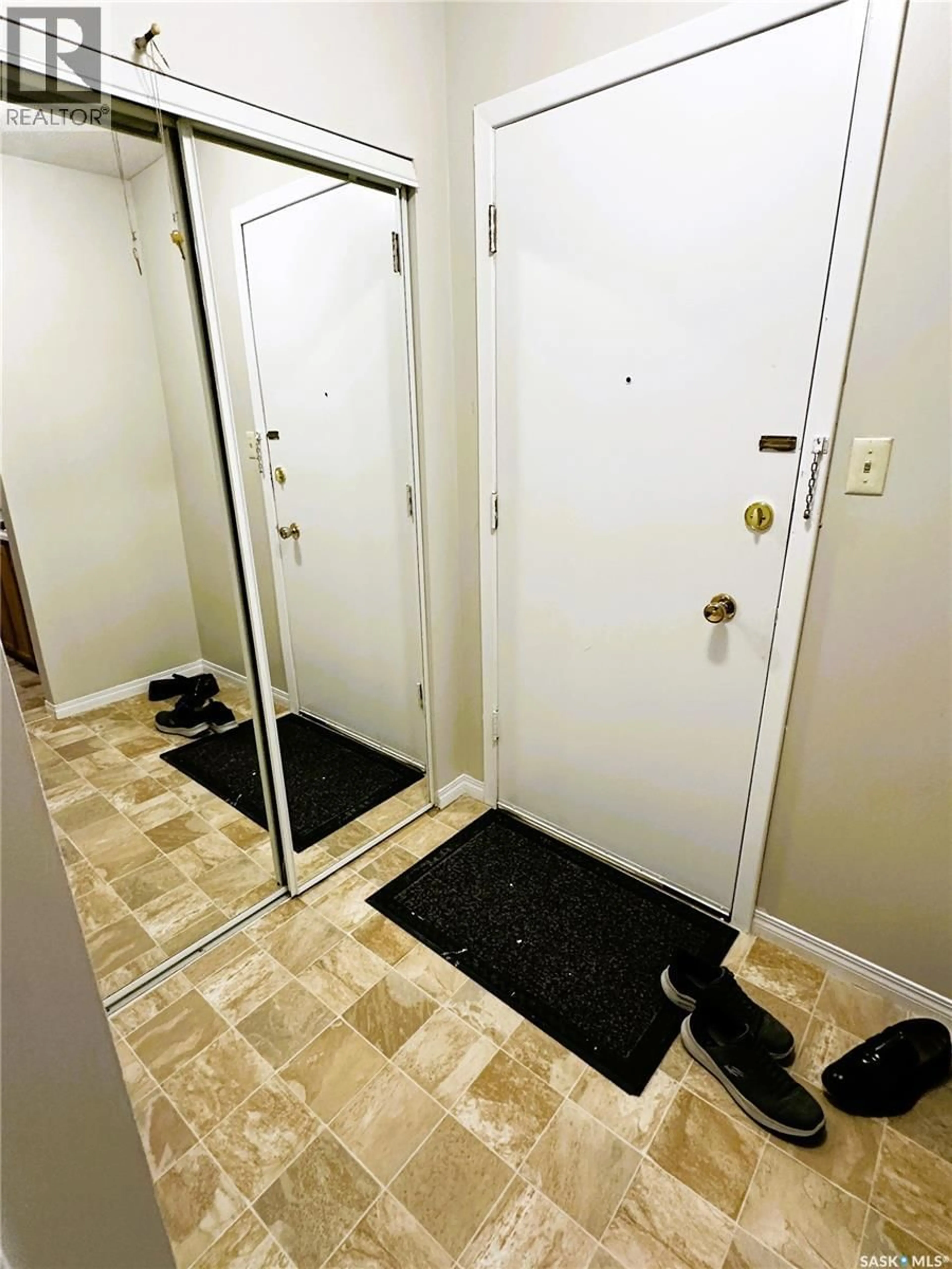Indoor entryway for 19 26 SHAW STREET, Regina Saskatchewan S4R3M4