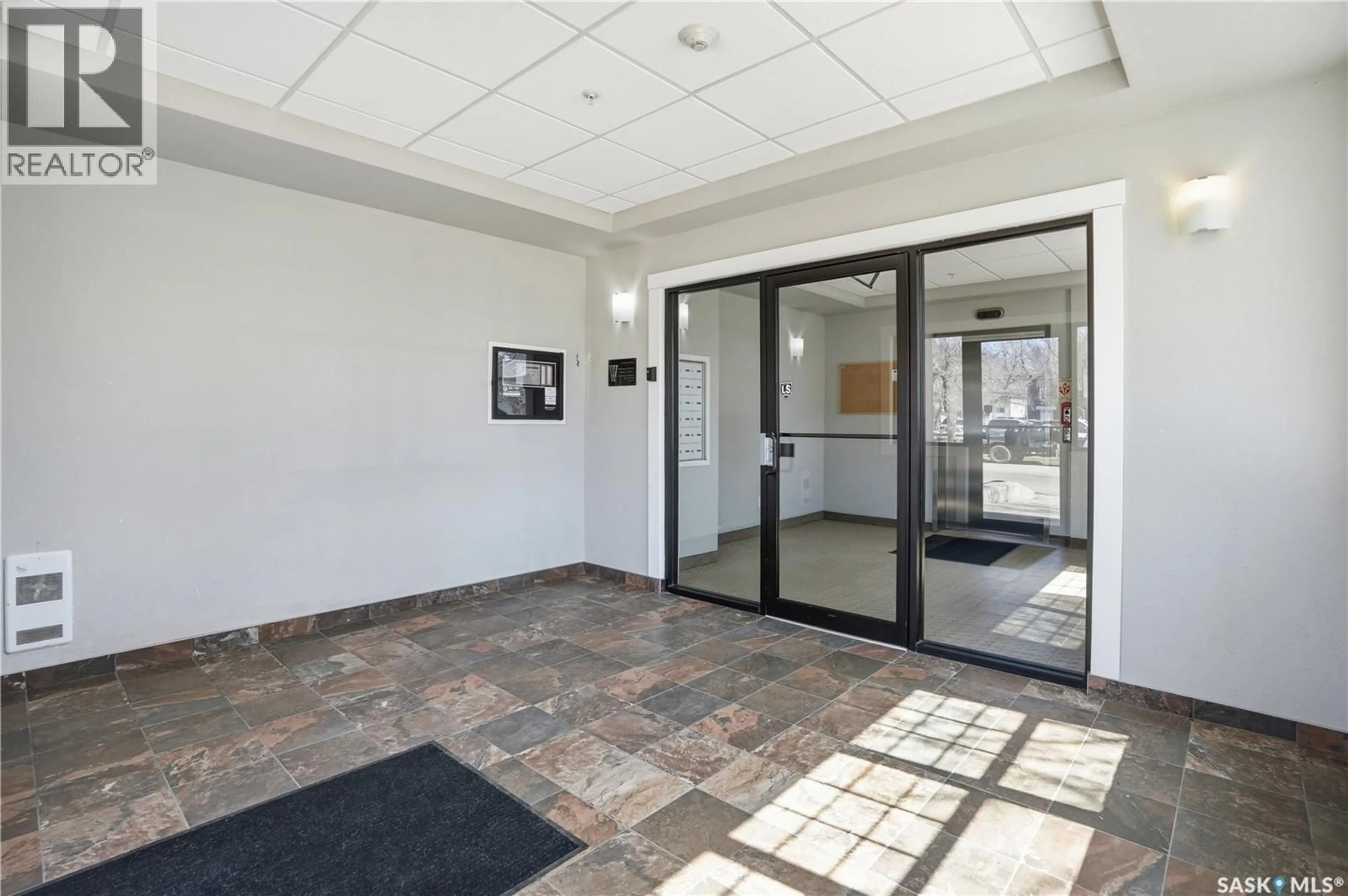 Indoor foyer for 206 - 2255 ANGUS STREET, Regina Saskatchewan S4T2A3
