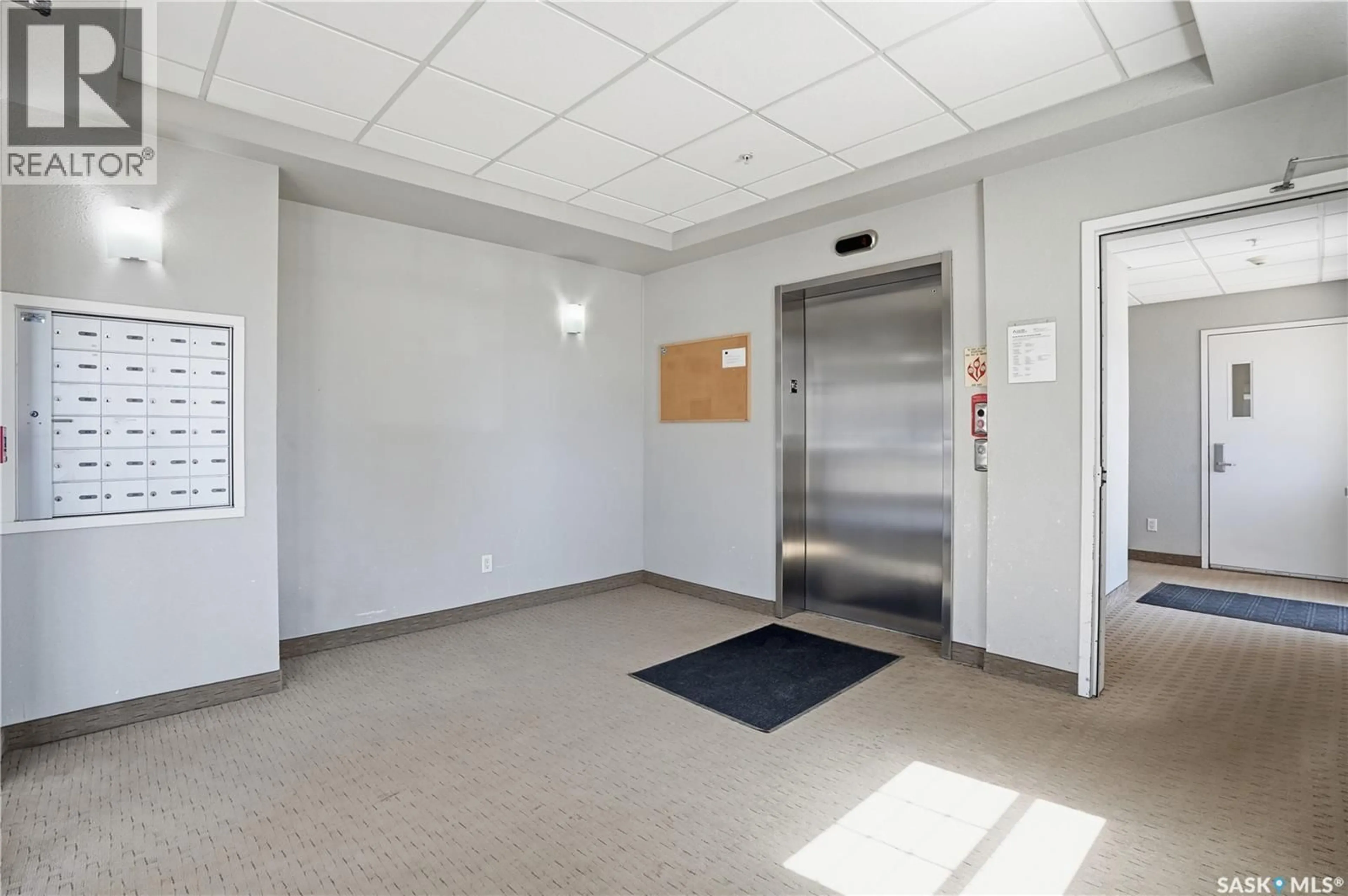 Indoor foyer for 206 - 2255 ANGUS STREET, Regina Saskatchewan S4T2A3