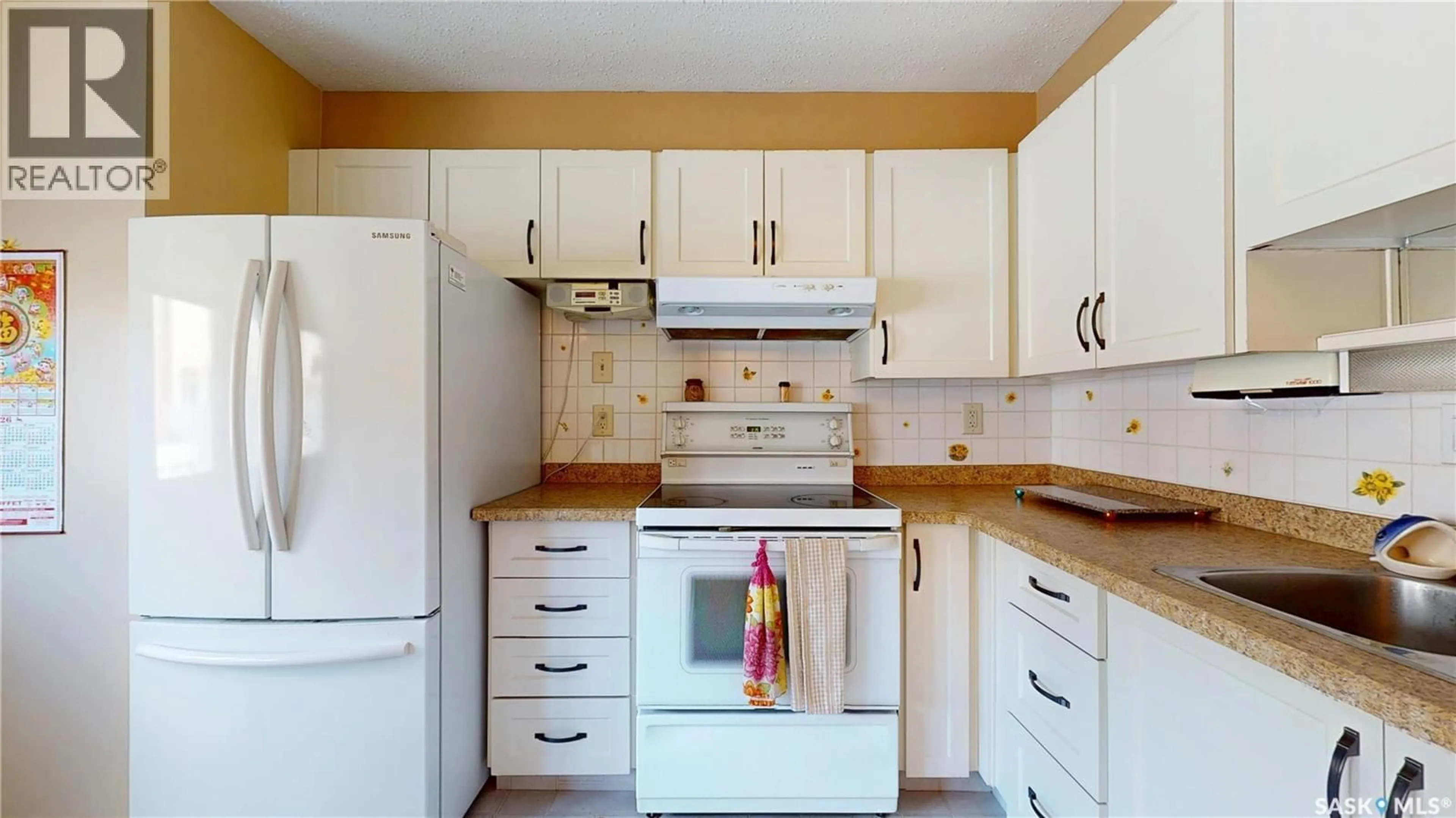 Standard kitchen, wood/laminate floor for 4766 QUEEN STREET, Regina Saskatchewan S4S6G7