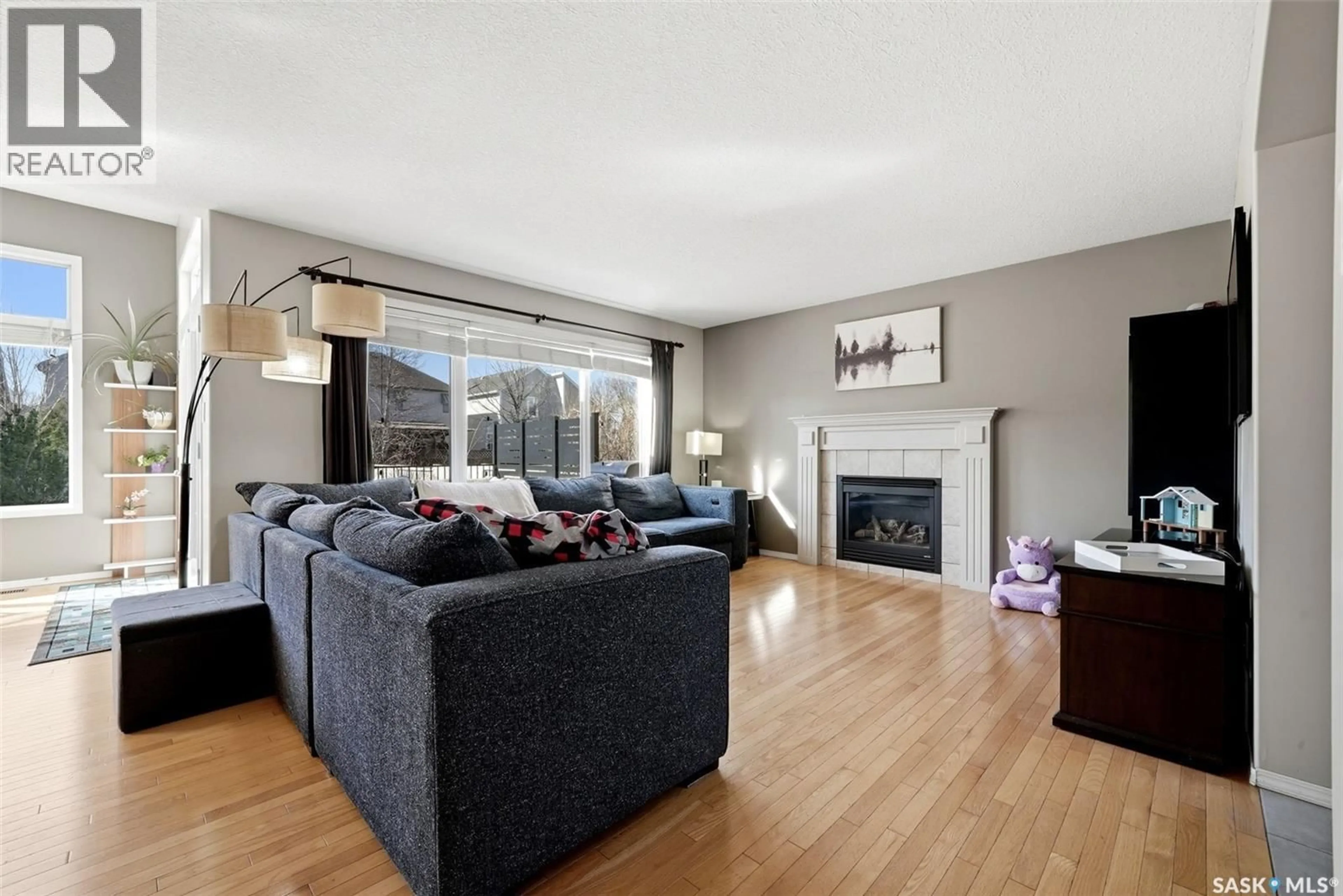 Living room with furniture, unknown for 10290 WASCANA ESTATES, Regina Saskatchewan S4V2X3