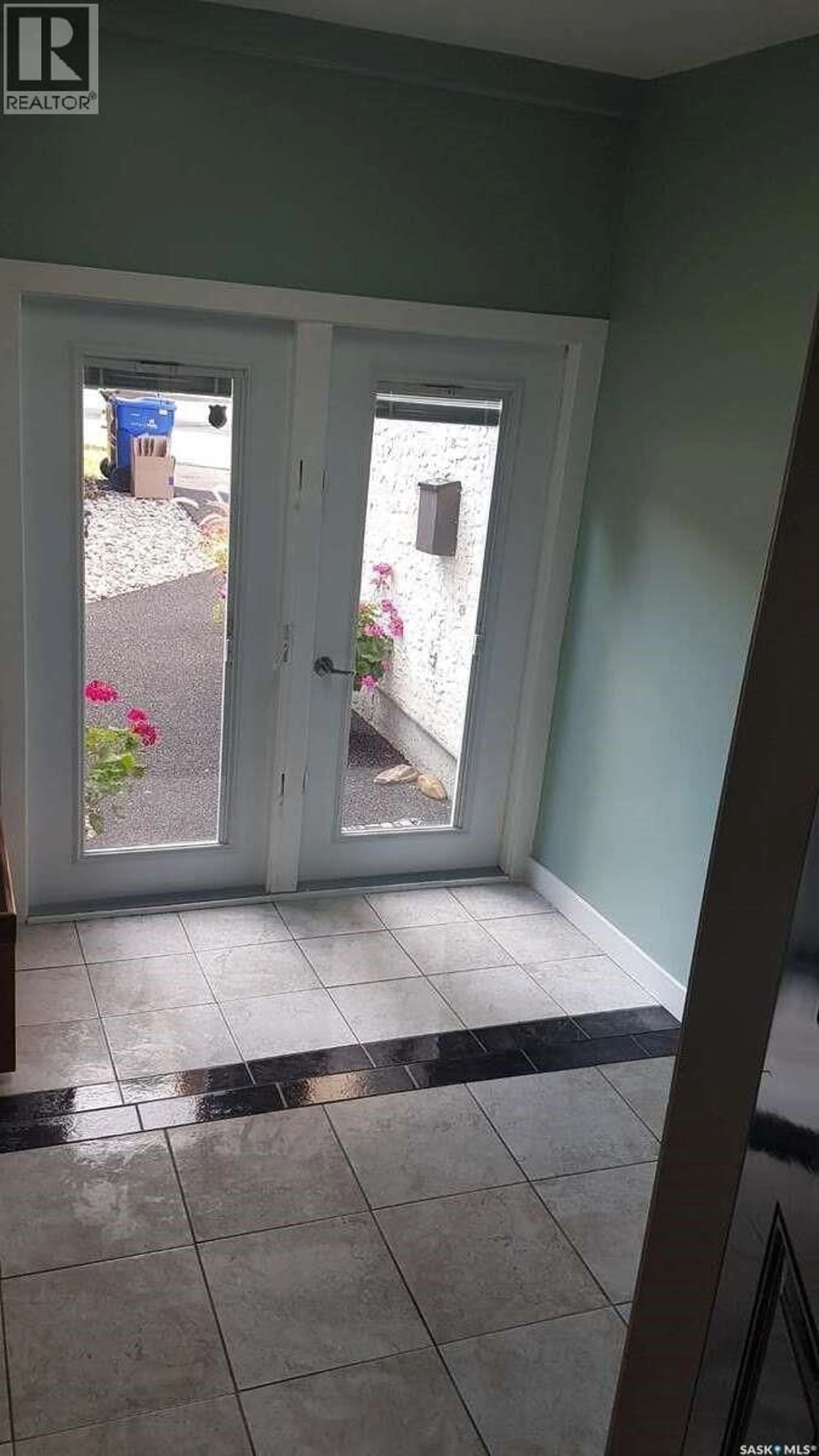 Indoor foyer for 819 MORRIS CRESCENT, Regina Saskatchewan S4X2L6