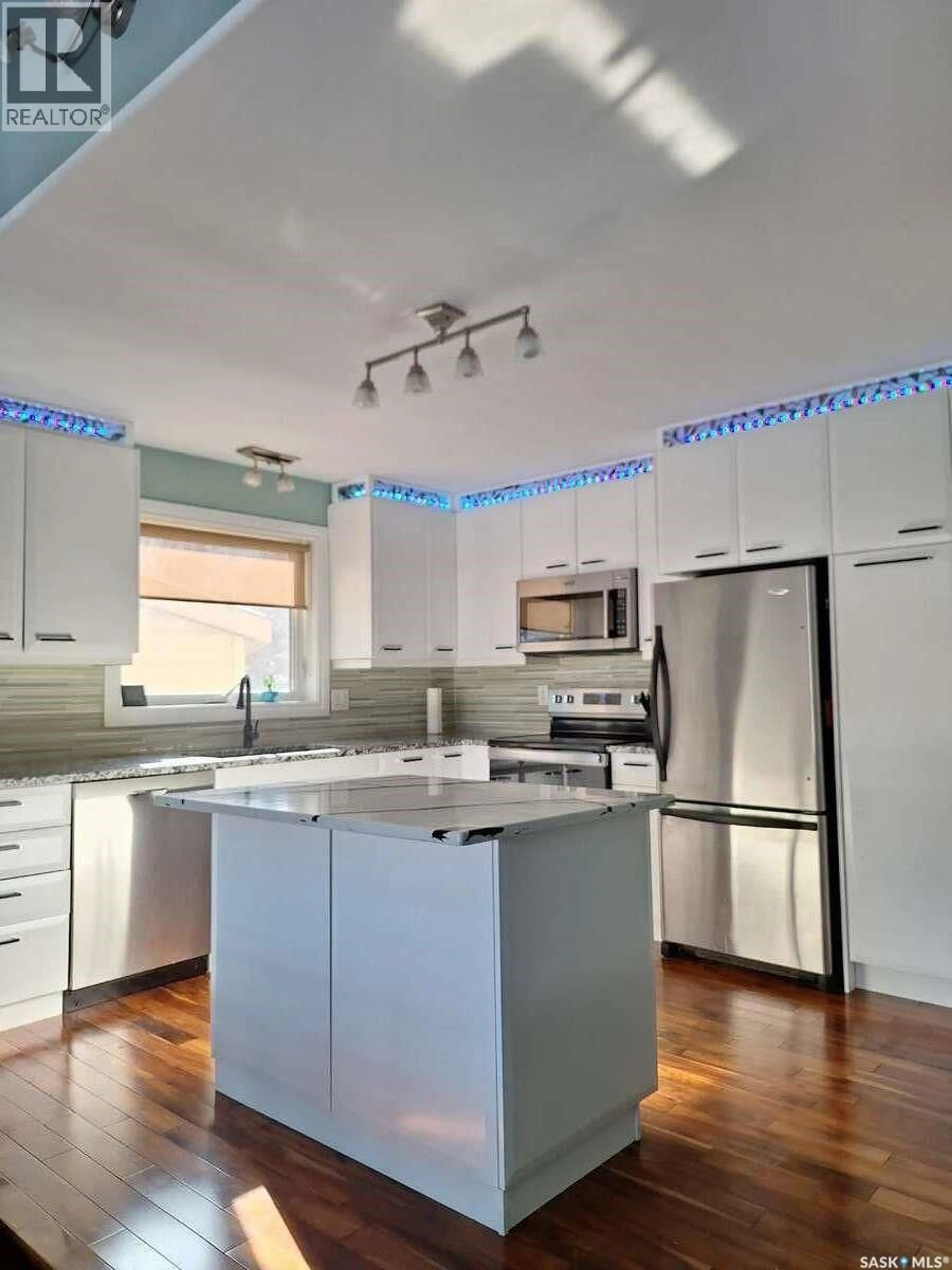 Contemporary kitchen, unknown for 819 MORRIS CRESCENT, Regina Saskatchewan S4X2L6