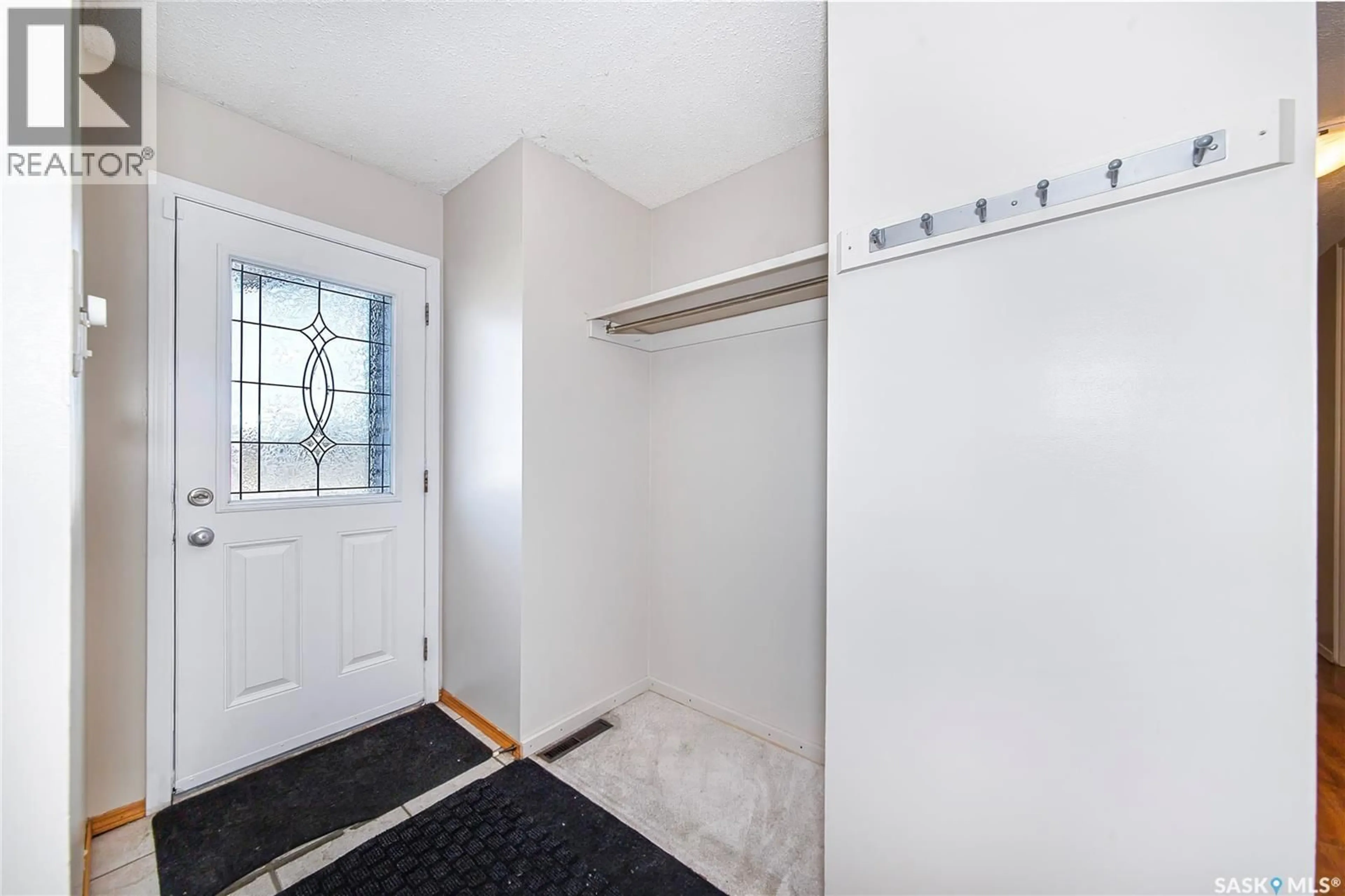 Indoor entryway for 3024 14TH STREET, Saskatoon Saskatchewan S7H0B4