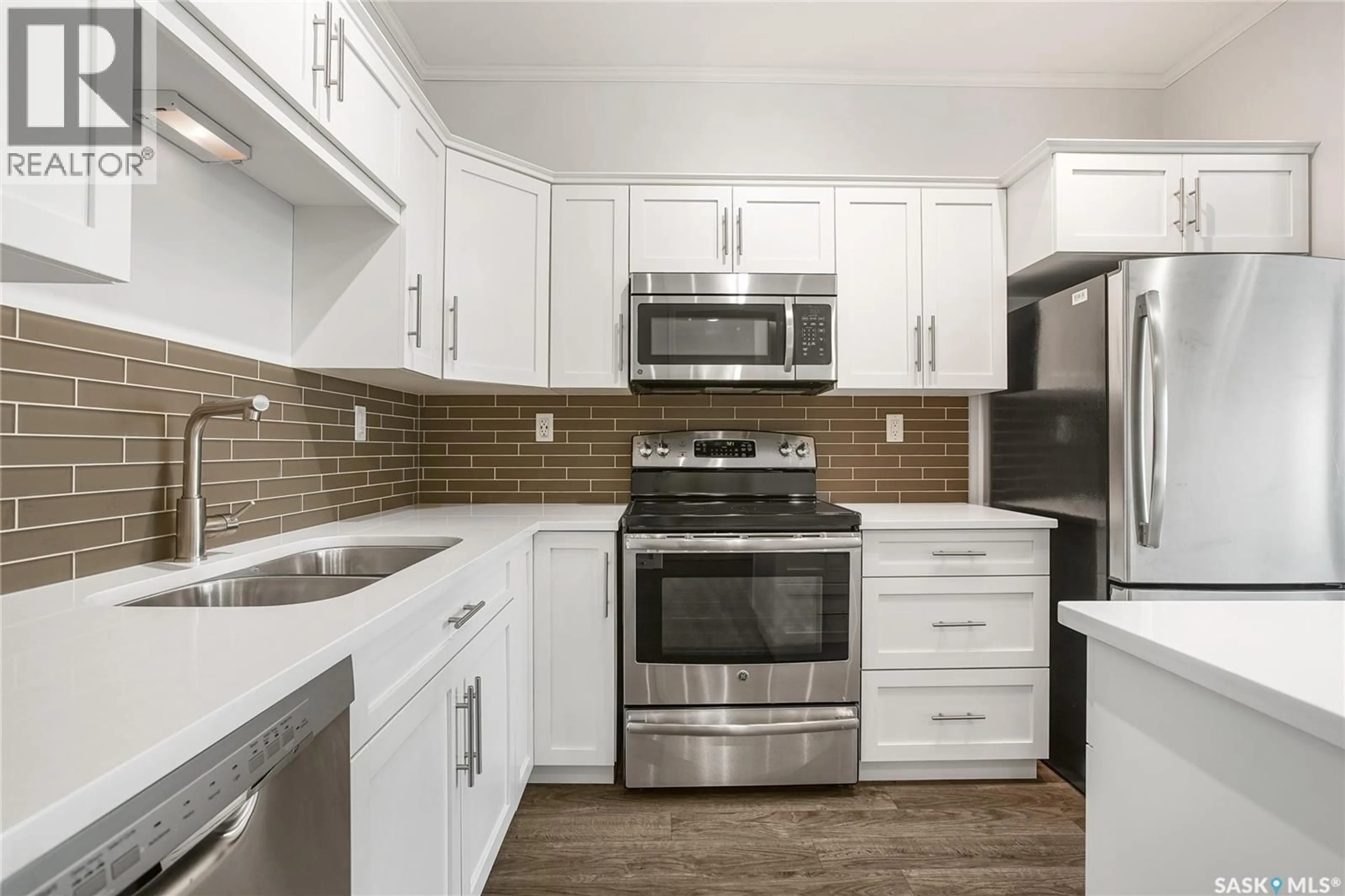 Standard kitchen, unknown for 545 - 104 HASSARD CLOSE, Saskatoon Saskatchewan S7L6V3