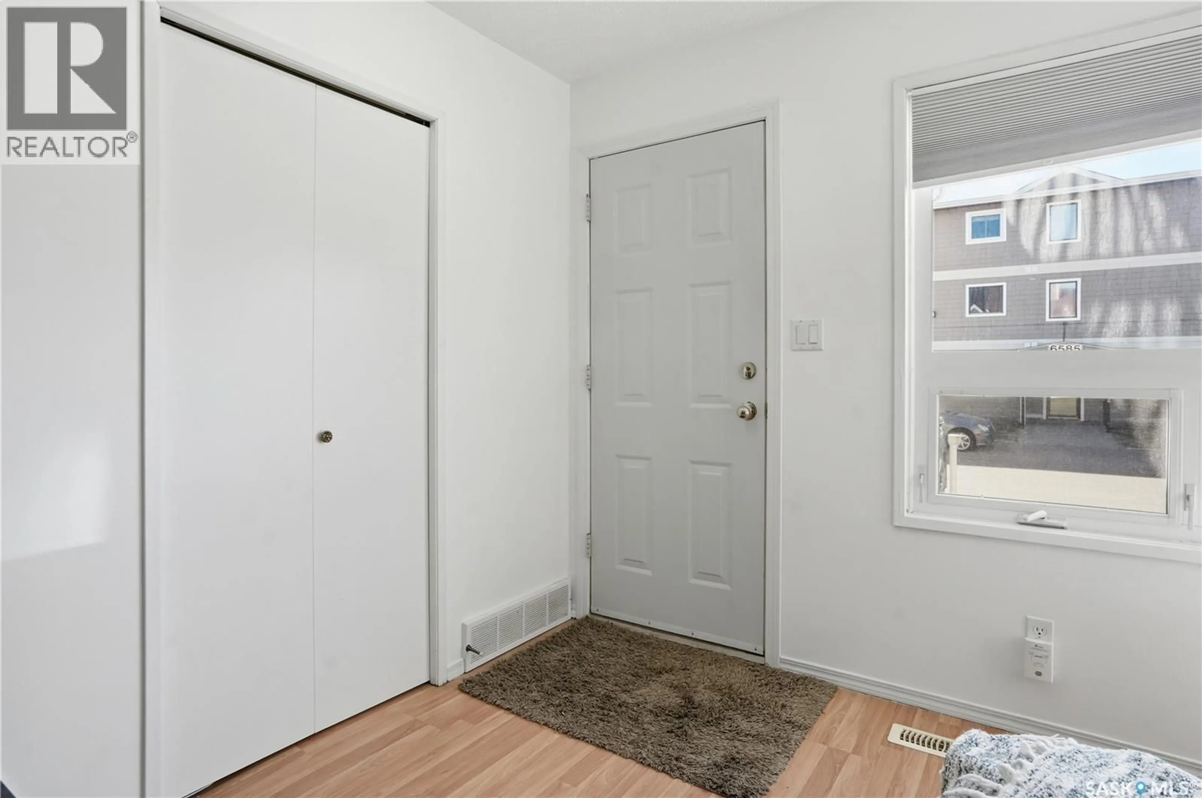 Indoor entryway for 6549 ROCHDALE BOULEVARD, Regina Saskatchewan S4X2Z1