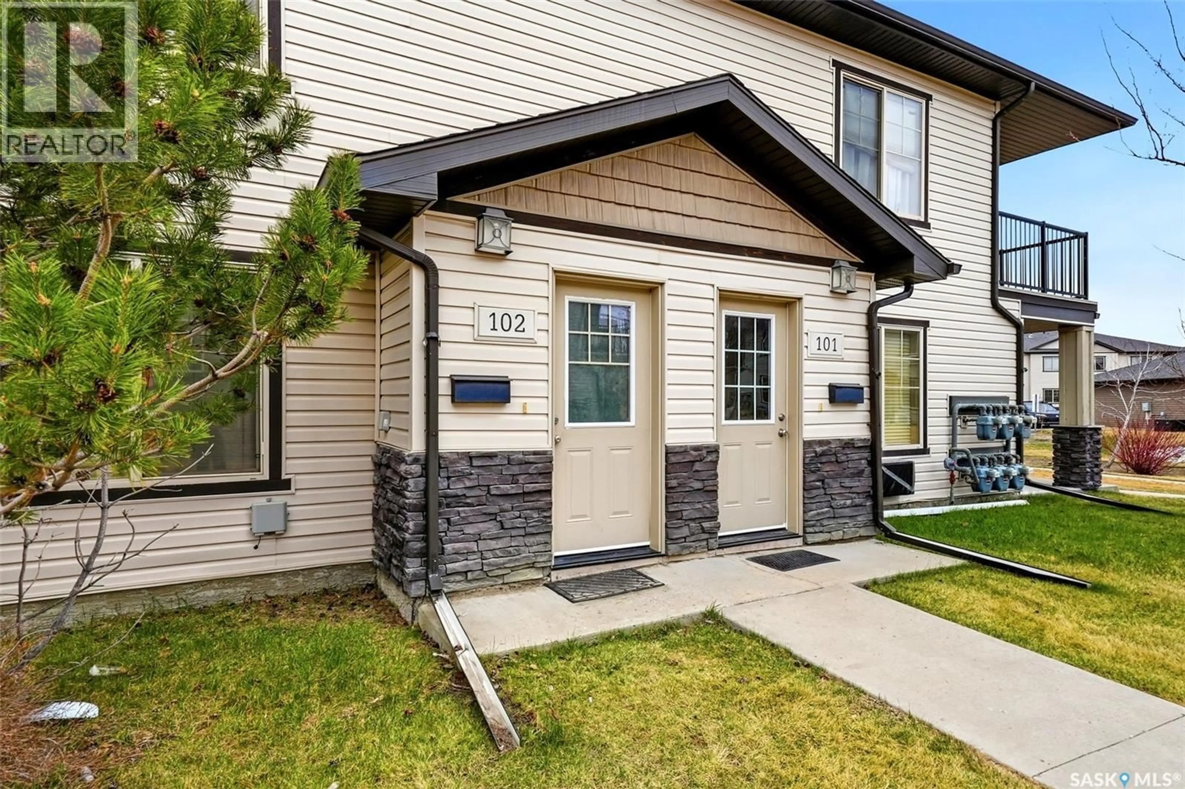 Home with vinyl exterior material, street for 102 - 5052 JAMES HILL ROAD, Regina Saskatchewan S4W0B9