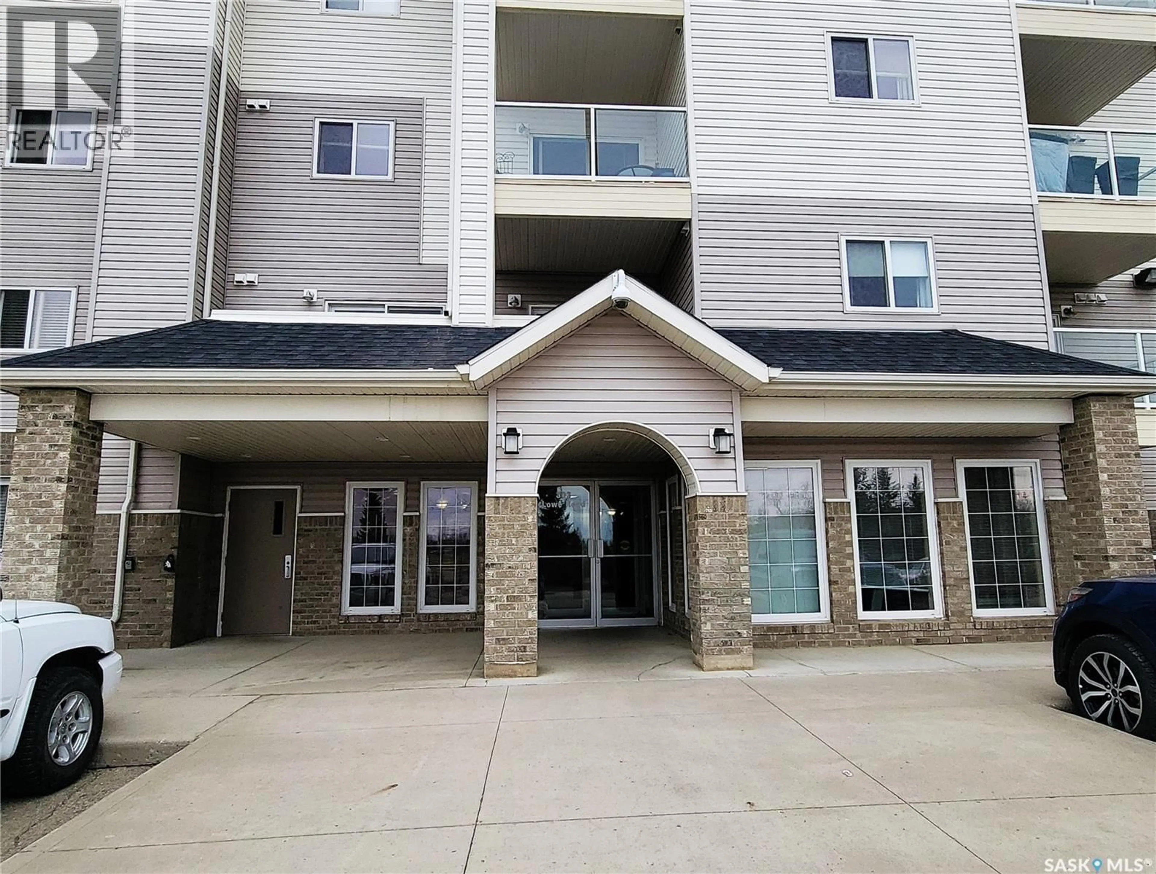 Indoor foyer for 204 - 303 LOWE ROAD, Saskatoon Saskatchewan S7S1P2