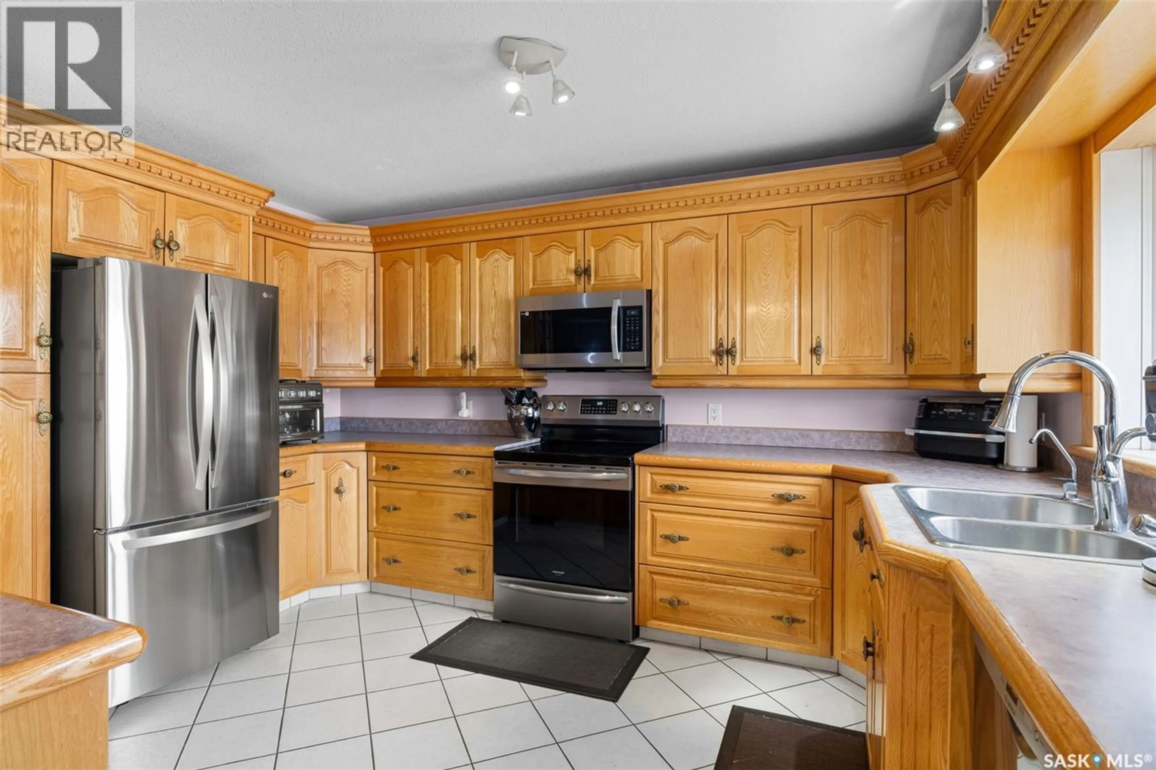 Standard kitchen, ceramic/tile floor for 346 HALIFAX STREET, Regina Saskatchewan S4R1T2