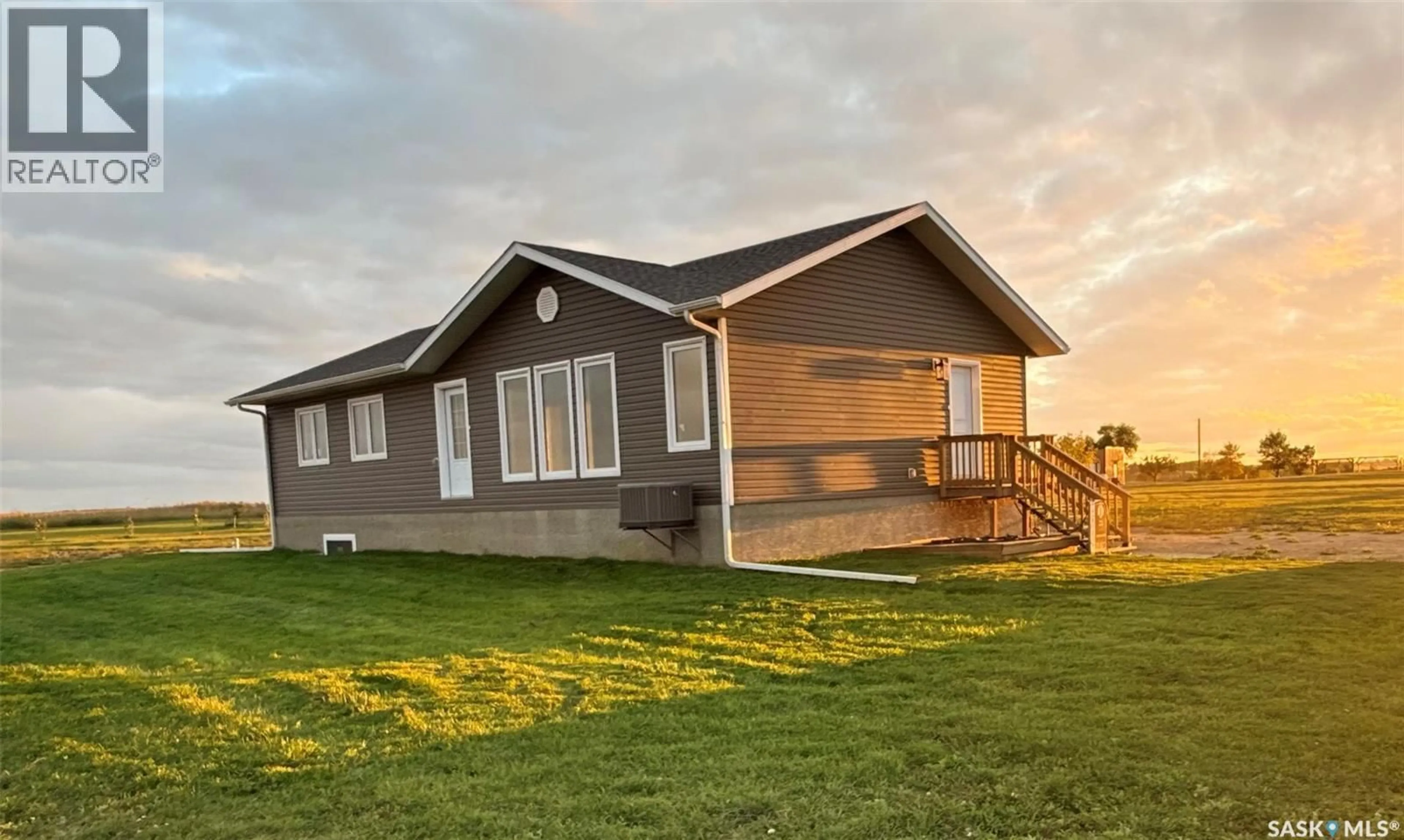 Home with vinyl exterior material, building for 10 JESSE BAY, Last Mountain Lake Saskatchewan S0G4V0