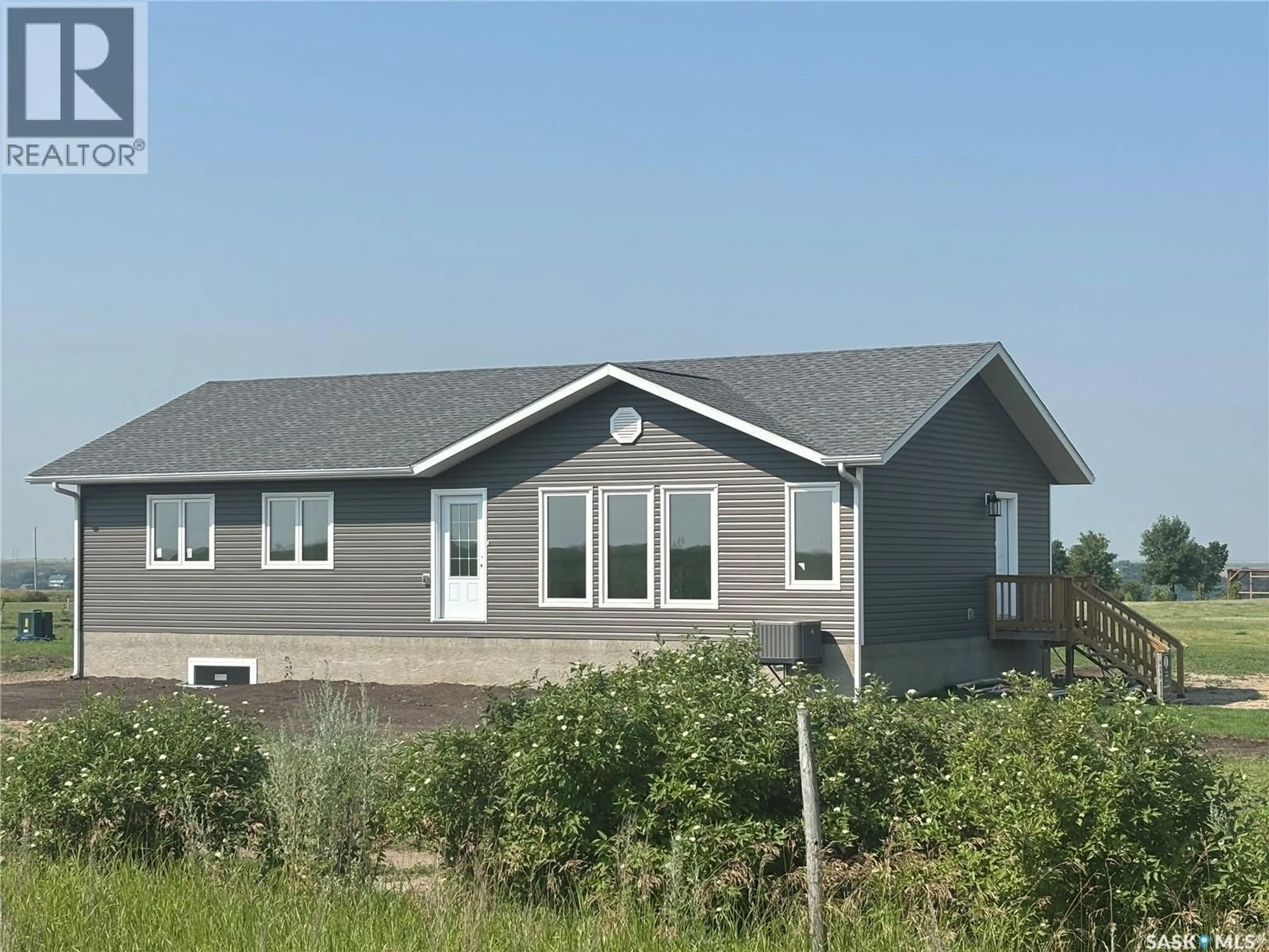Home with vinyl exterior material, building for 10 JESSE BAY, Last Mountain Lake Saskatchewan S0G4V0