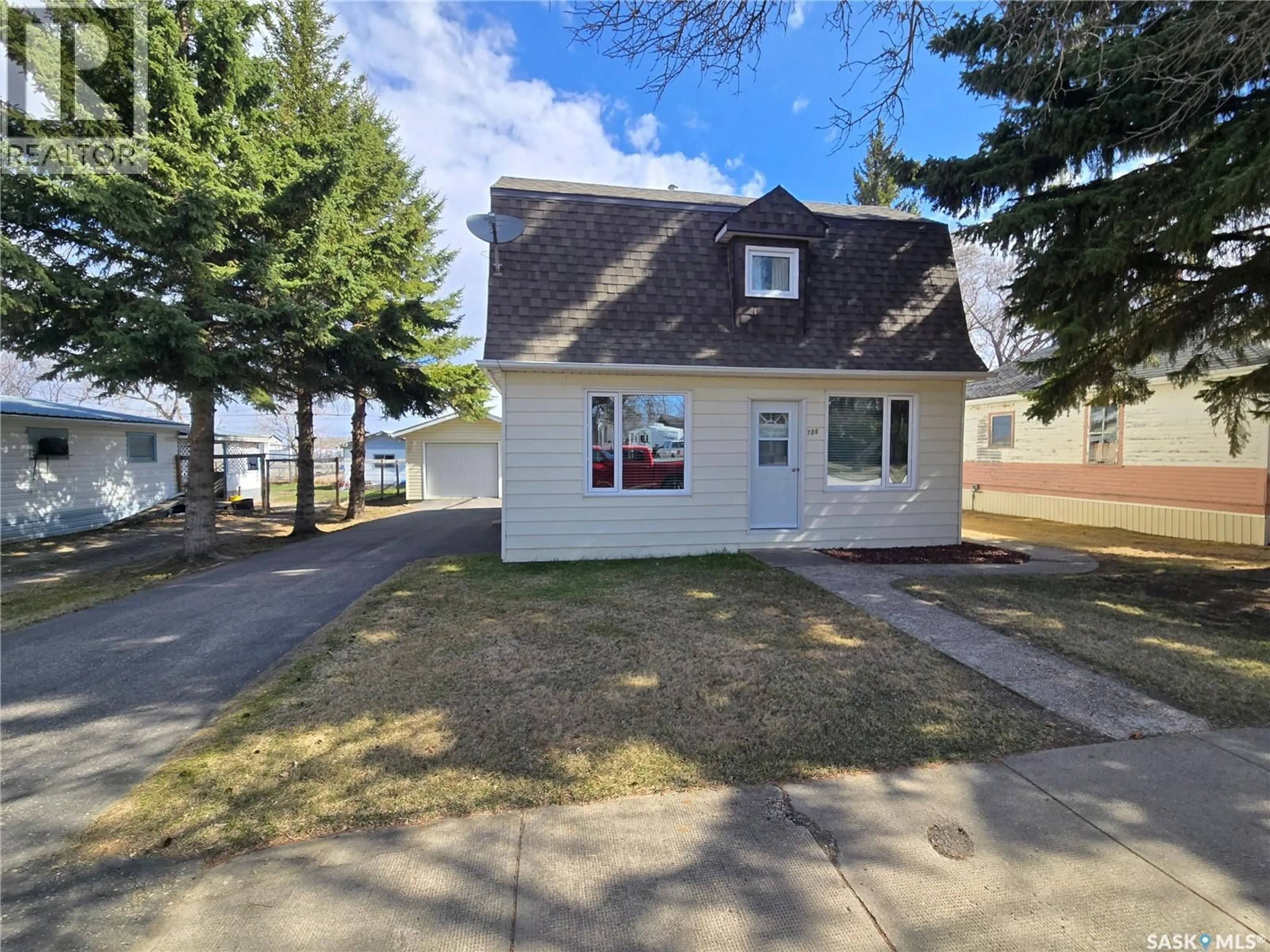 A pic from outside/outdoor area/front of a property/back of a property/a pic from drone, water/lake/river/ocean view for 706 MAIN STREET, Kipling Saskatchewan S0G2S0