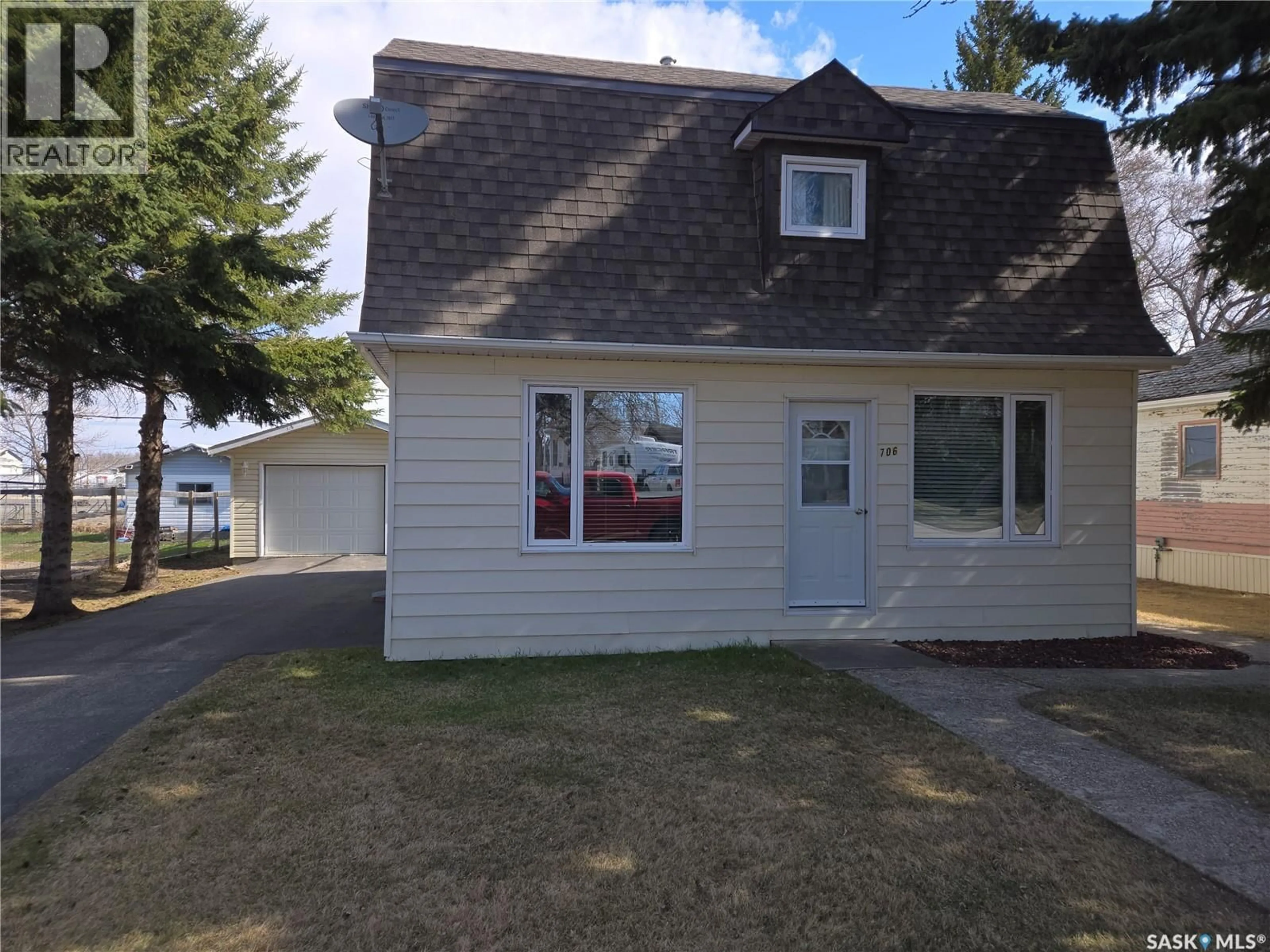 Home with vinyl exterior material, street for 706 MAIN STREET, Kipling Saskatchewan S0G2S0