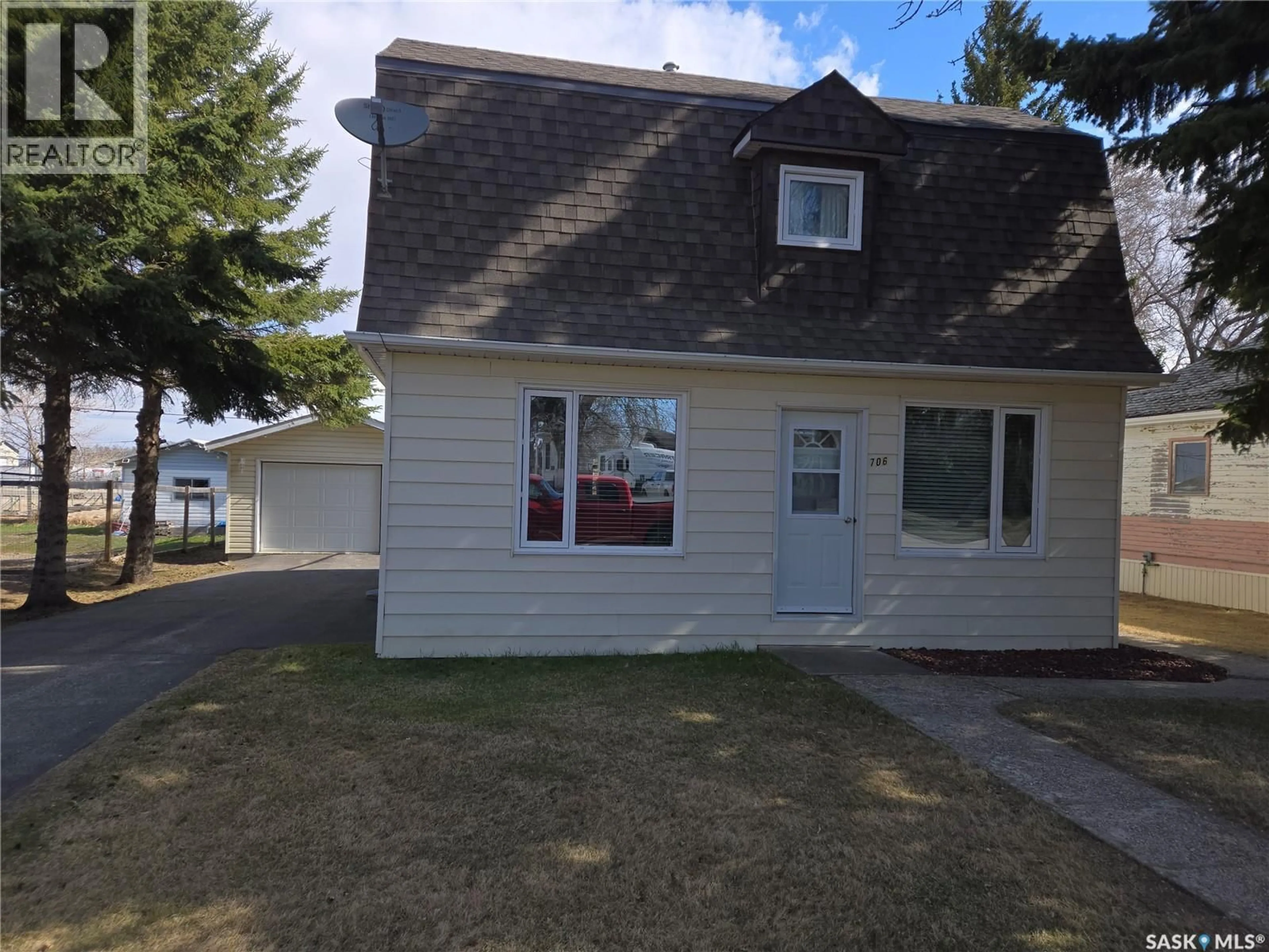 Home with vinyl exterior material, street for 706 MAIN STREET, Kipling Saskatchewan S0G2S0