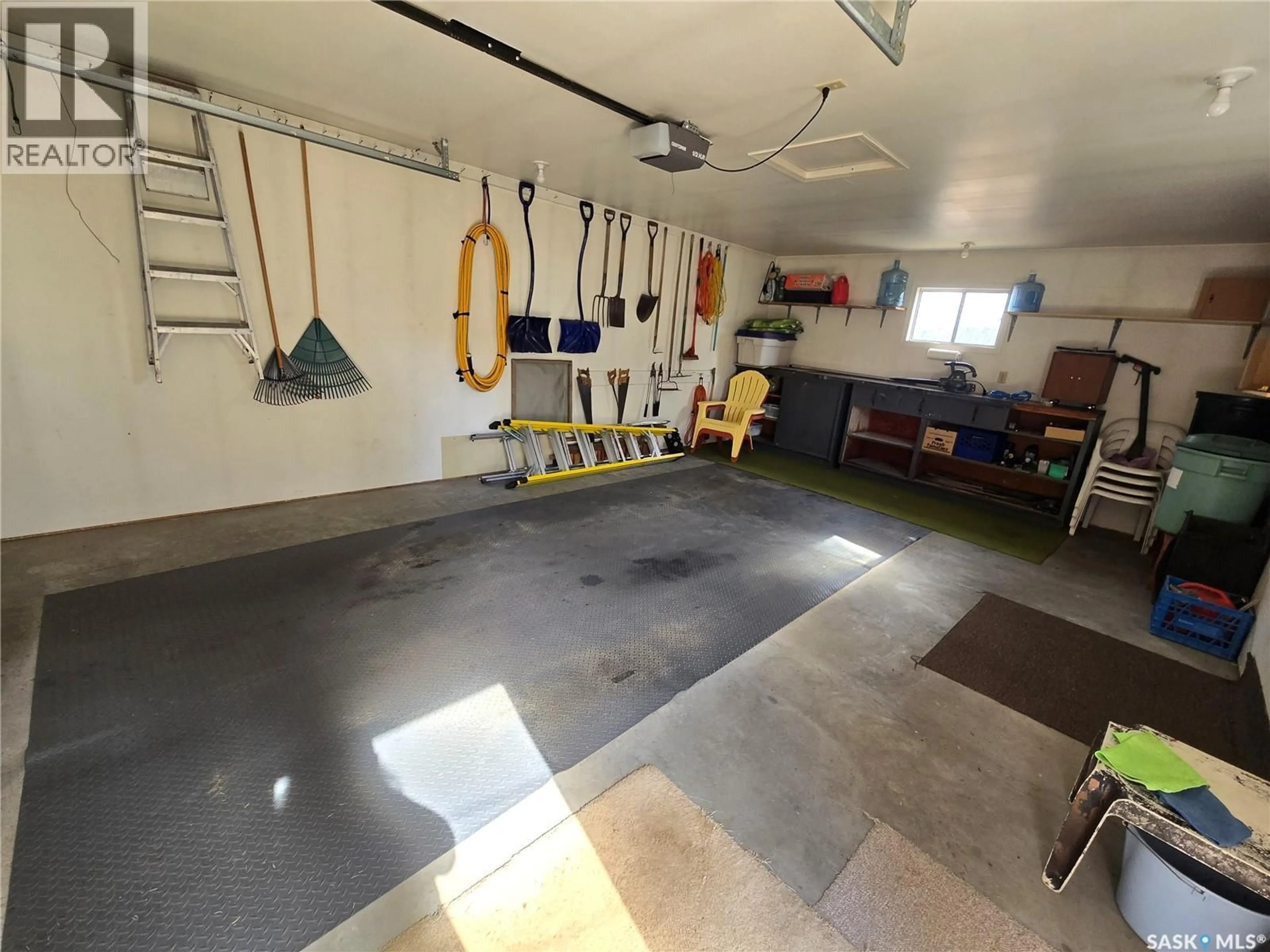 Indoor garage for 706 MAIN STREET, Kipling Saskatchewan S0G2S0