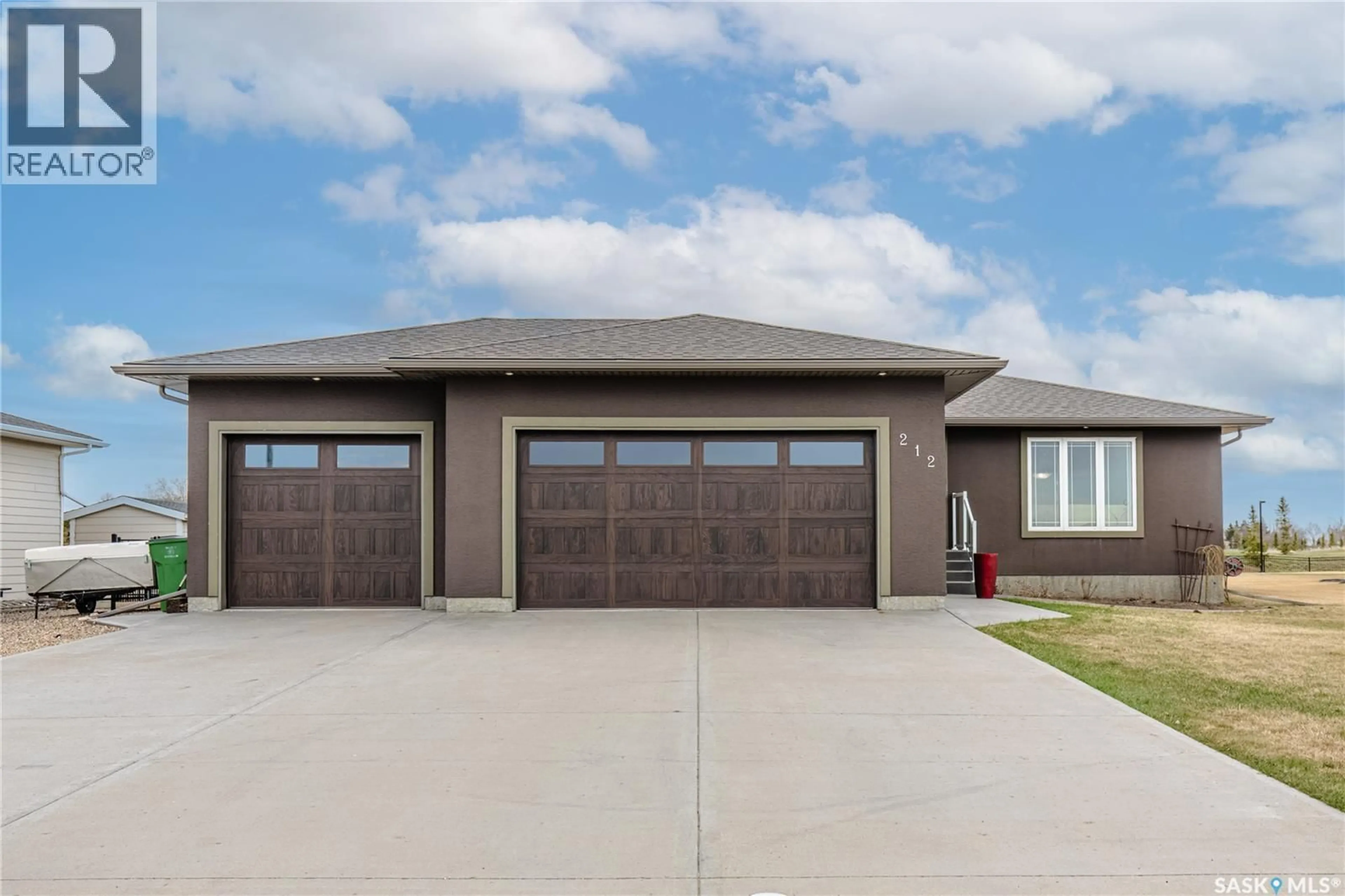 Indoor garage for 212 IRON BRIDGE DRIVE, Moose Jaw Saskatchewan S6J0B5