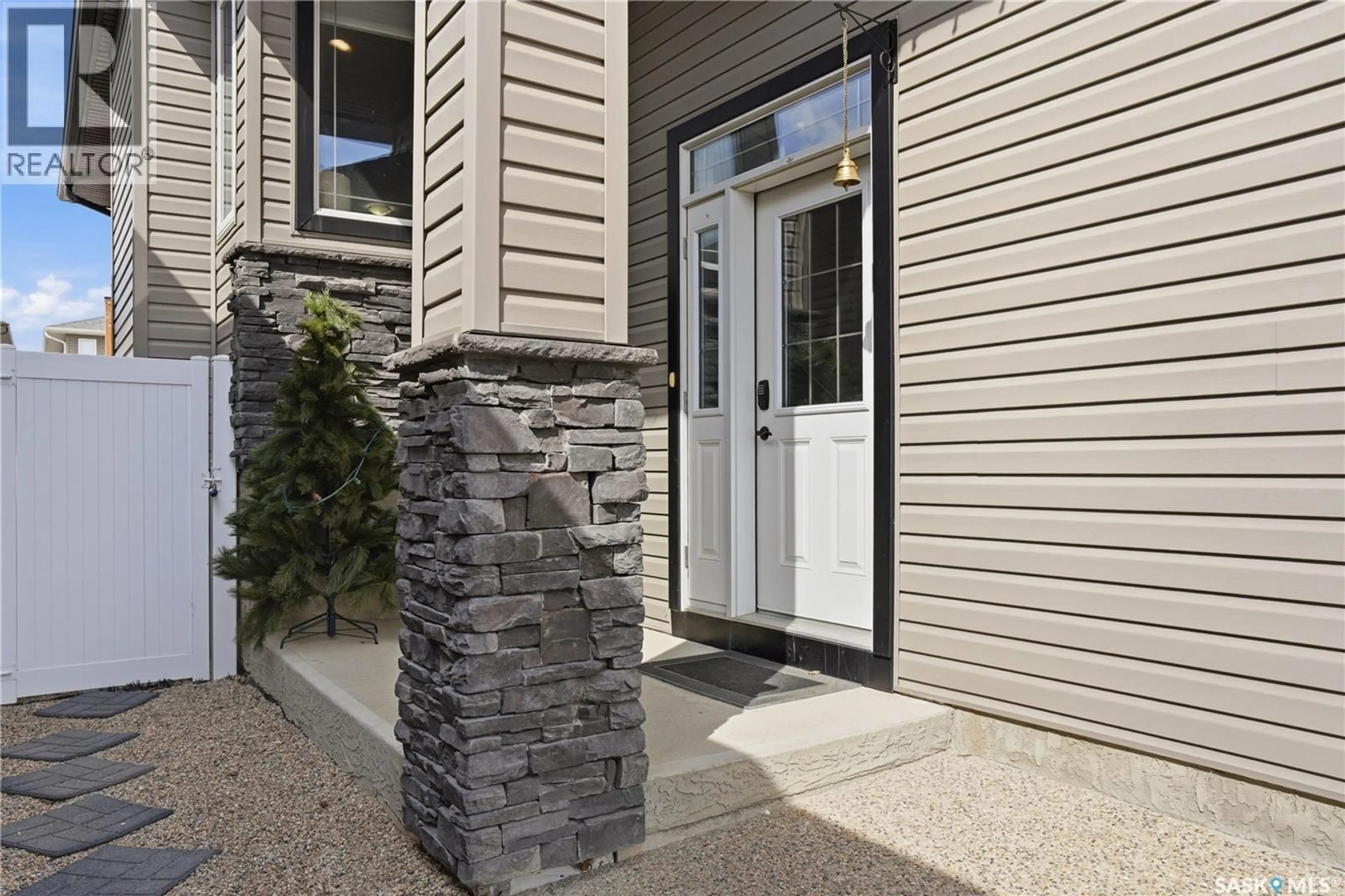 Indoor entryway for 5253 AERIAL CRESCENT, Regina Saskatchewan S4W0C8
