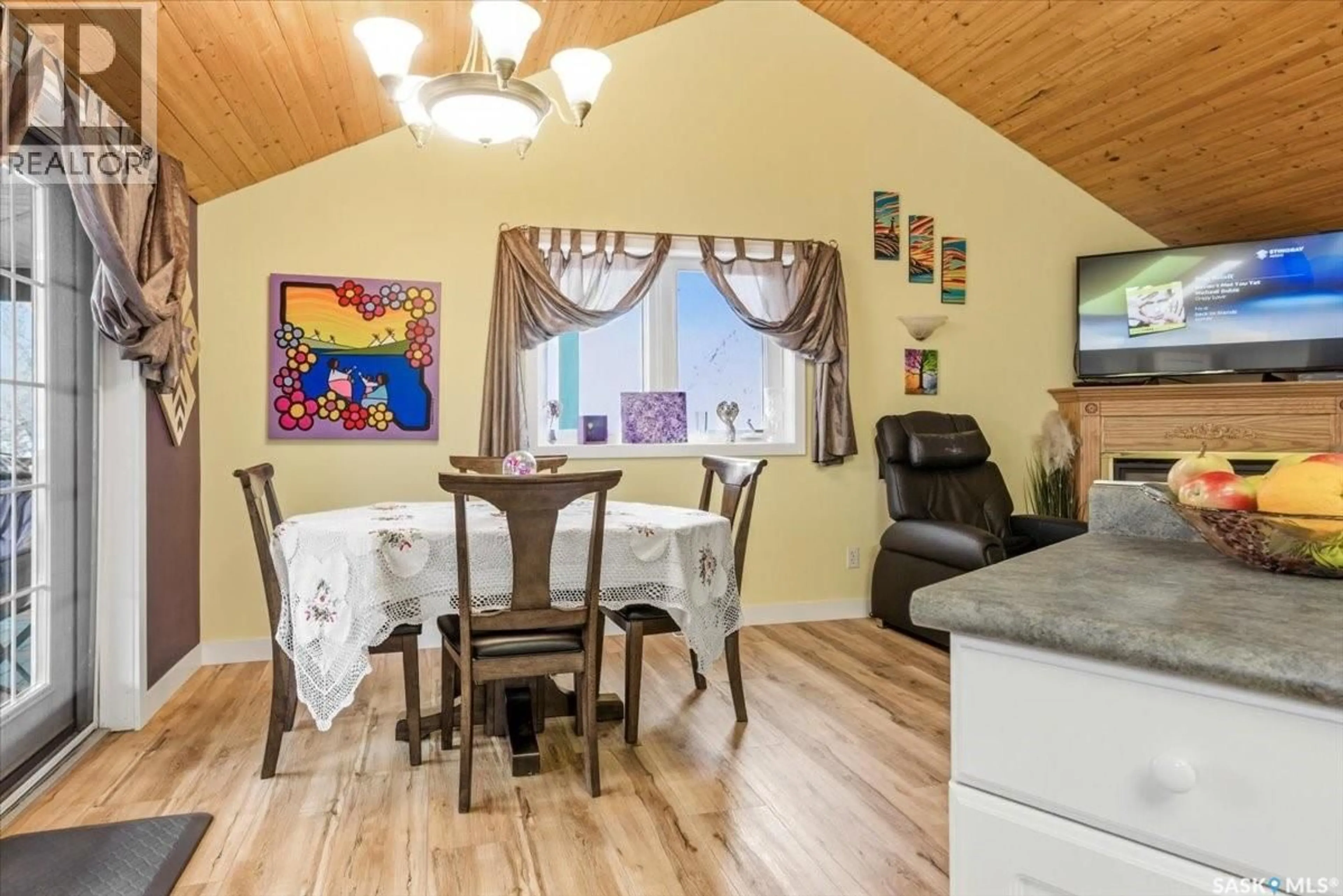 Dining room, wood/laminate floor for 262 RAVEN AVENUE, Fort San Saskatchewan S0G1S0