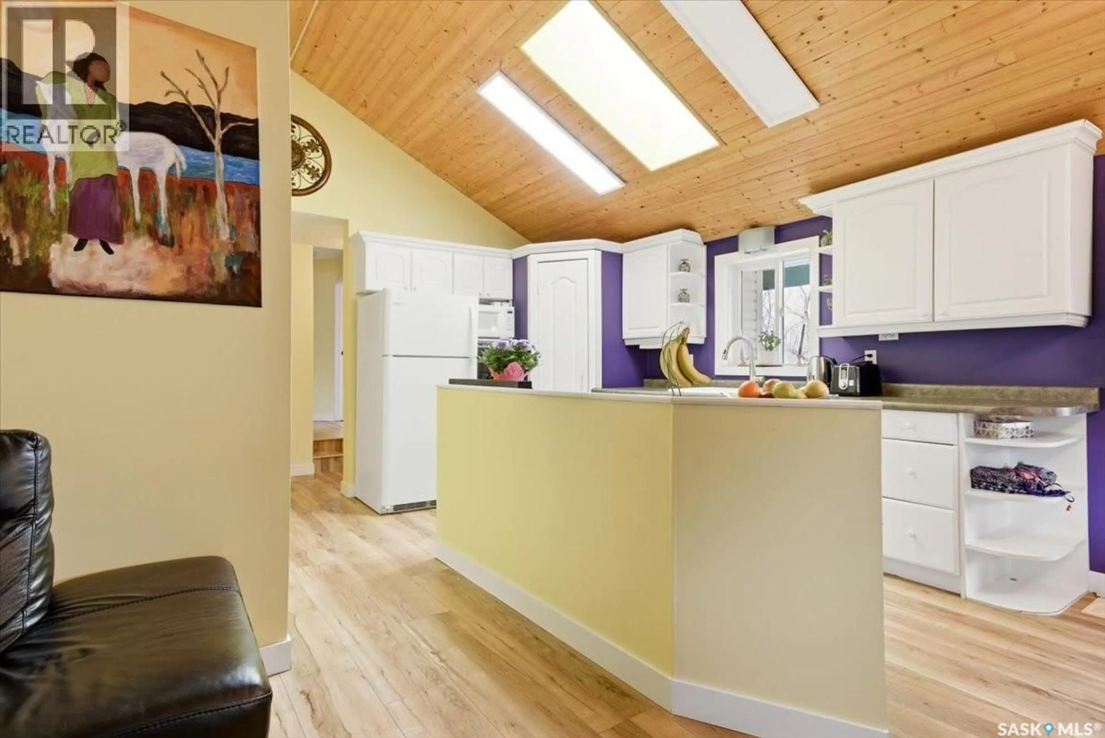 Open concept kitchen, wood/laminate floor for 262 RAVEN AVENUE, Fort San Saskatchewan S0G1S0