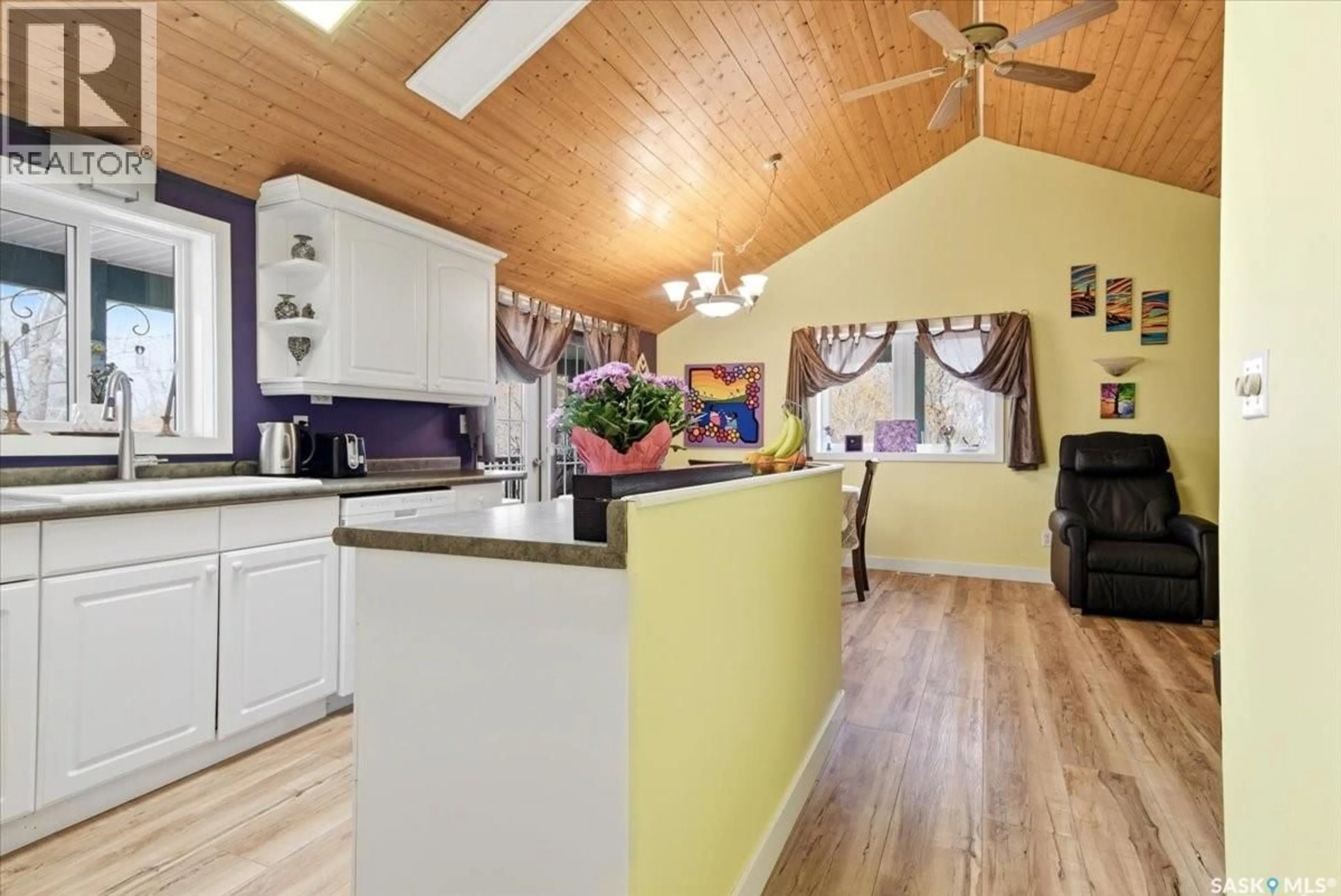 Open concept kitchen, wood/laminate floor for 262 RAVEN AVENUE, Fort San Saskatchewan S0G1S0