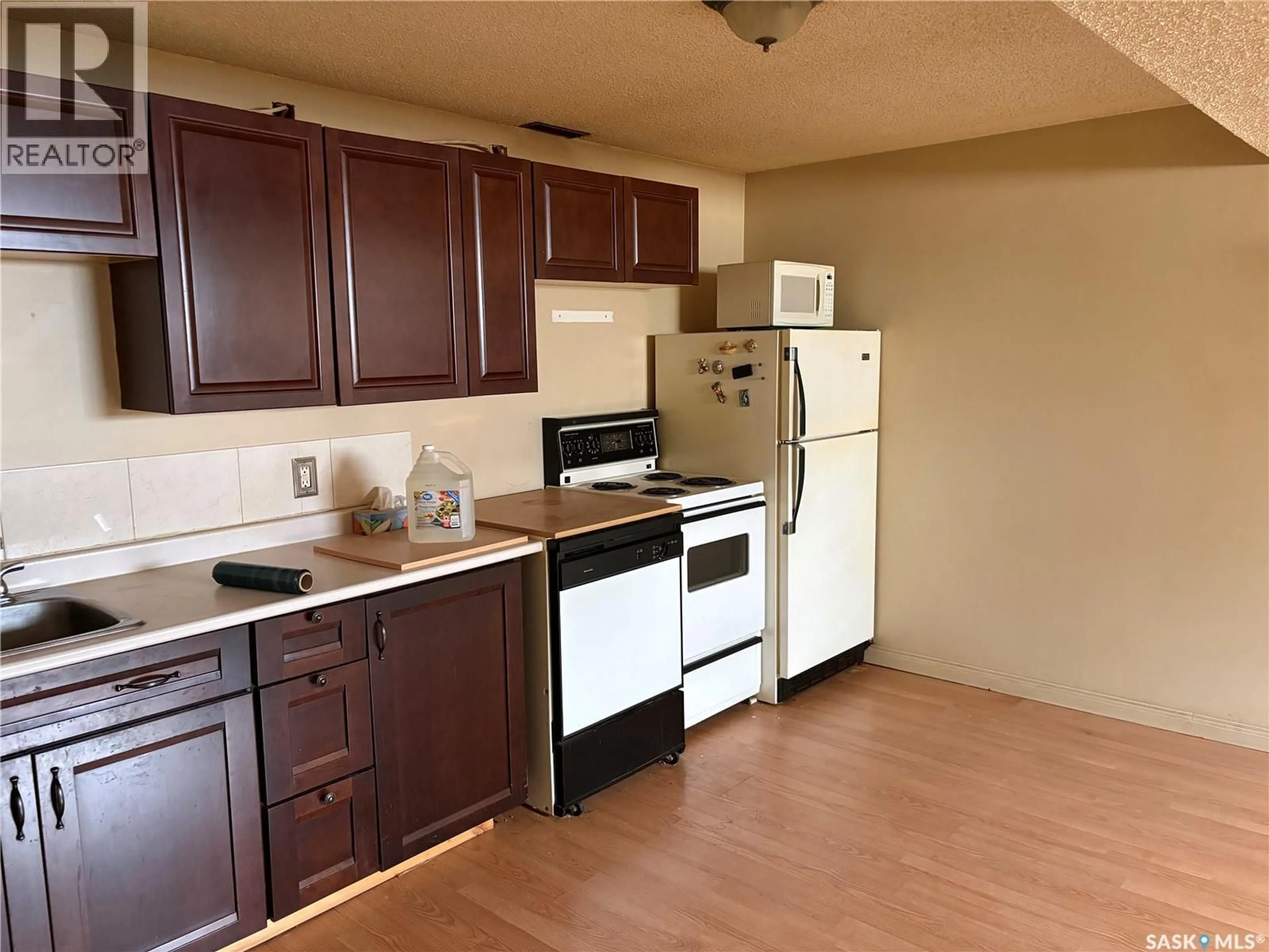 Standard kitchen, unknown for 70 STICE CRESCENT, Regina Saskatchewan S4N4P8