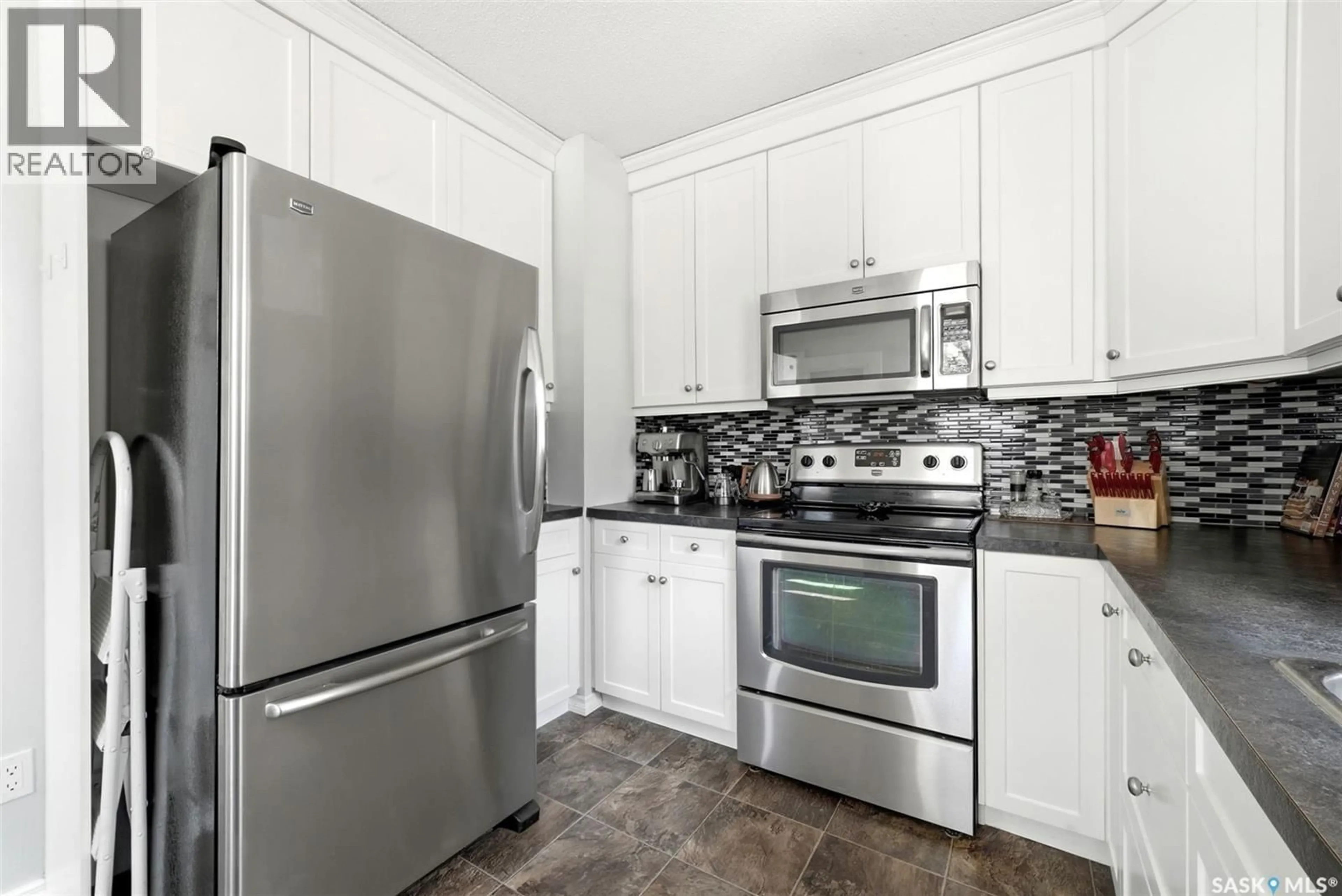 Standard kitchen, ceramic/tile floor for 234 BROADWAY AVENUE, Regina Saskatchewan S4N1B3